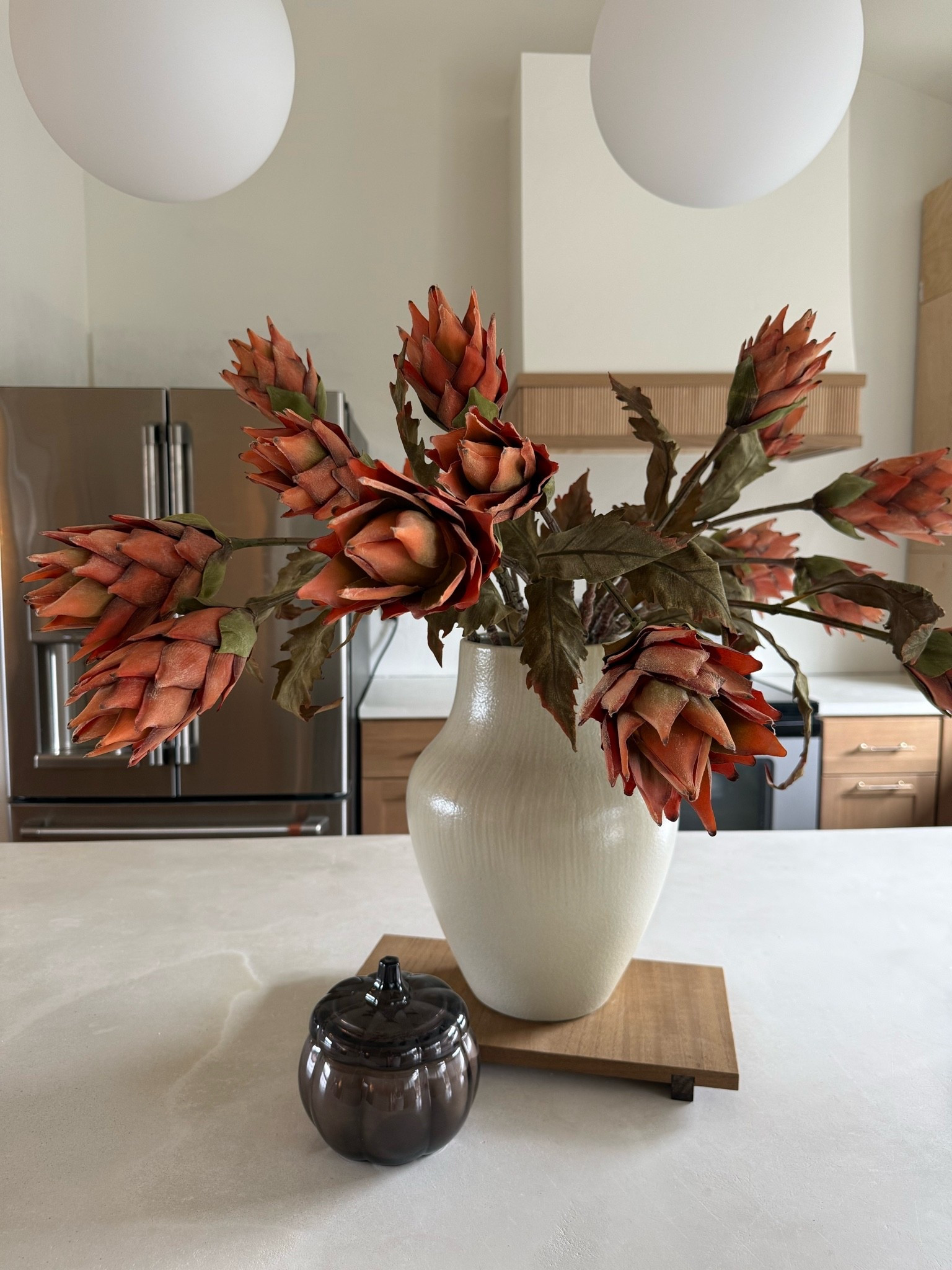 Such an easy little fall moment 🍂🤎 These gorgeous fall stems, the vase, wooden tray and pumpkin add just the right amount of warmth for the season. Simple, pretty and so easy to recreate!