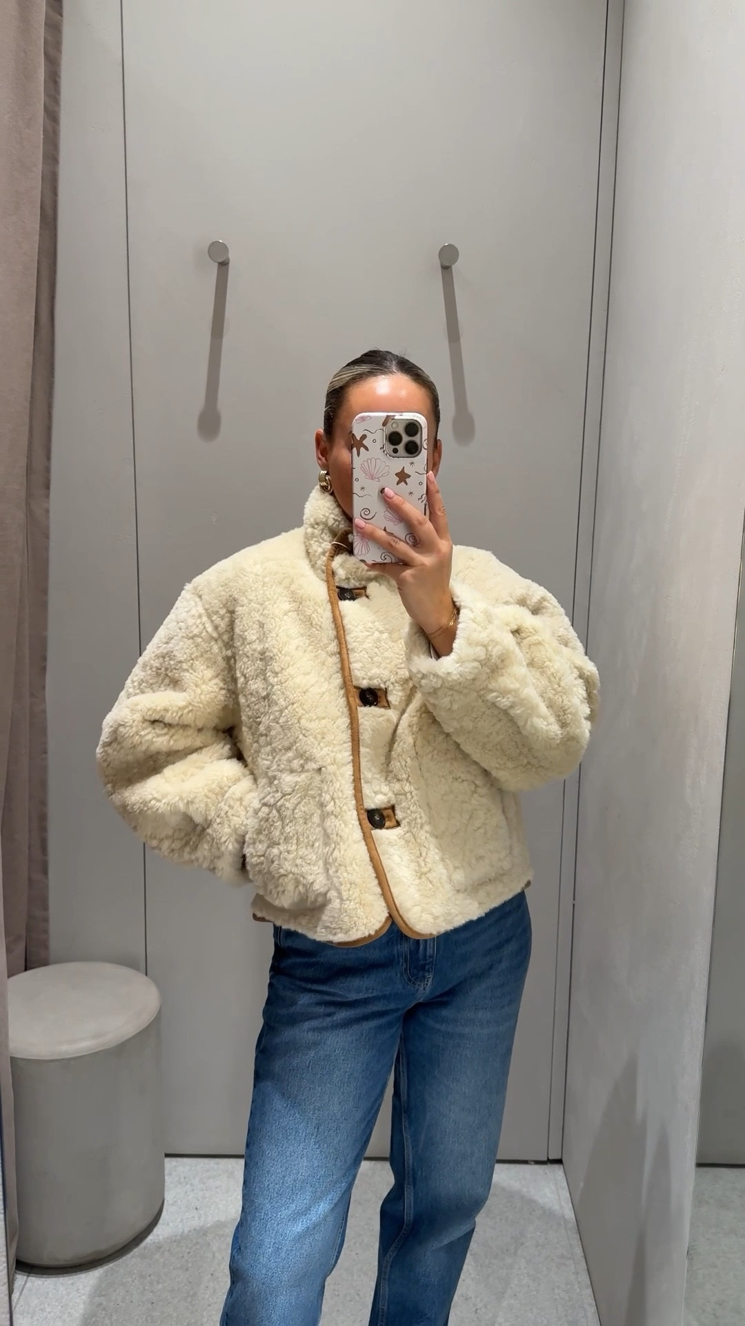 Suede and Borg jacket in one!! Obsessed with this new reversible jacket that’s landed online this week.

What do we think? 

I’m a uk size 10, 5ft4 and I’m wearing the following sizing;
Coat size mediumm
Jeans size 10
Long sleeve top size medium

Autumn outfits uk, autumn jackets, autumn coats, suede jacket, borg jacket 

#LTKautumn #LTKuk #LTKstyletip