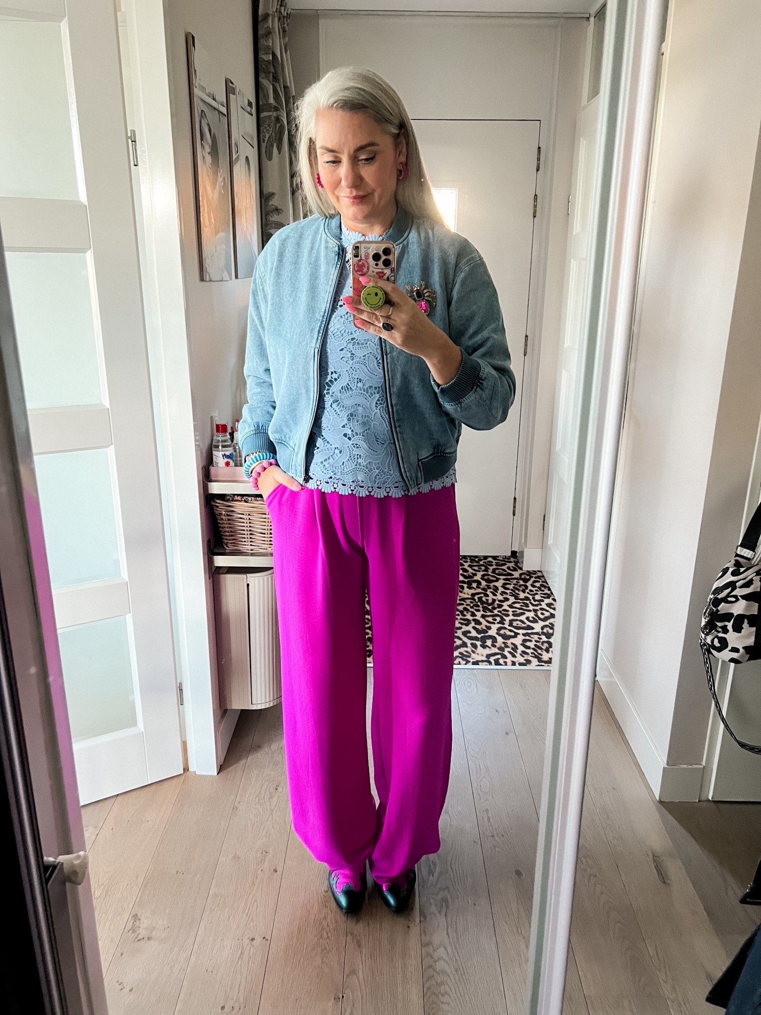 OOTD - Woensdag. Denim bomberjack (42) over een prachtige kanten top (M, http://ellosnlcreator.pxf.io/jRrZXe gebruik code MARLOUS30 voor korting), broek (L, https://most-wanted-nl.mtpc.se/6050410), laarsjes van DW/RS

#LTKootd #LTKTall #LTKOver40