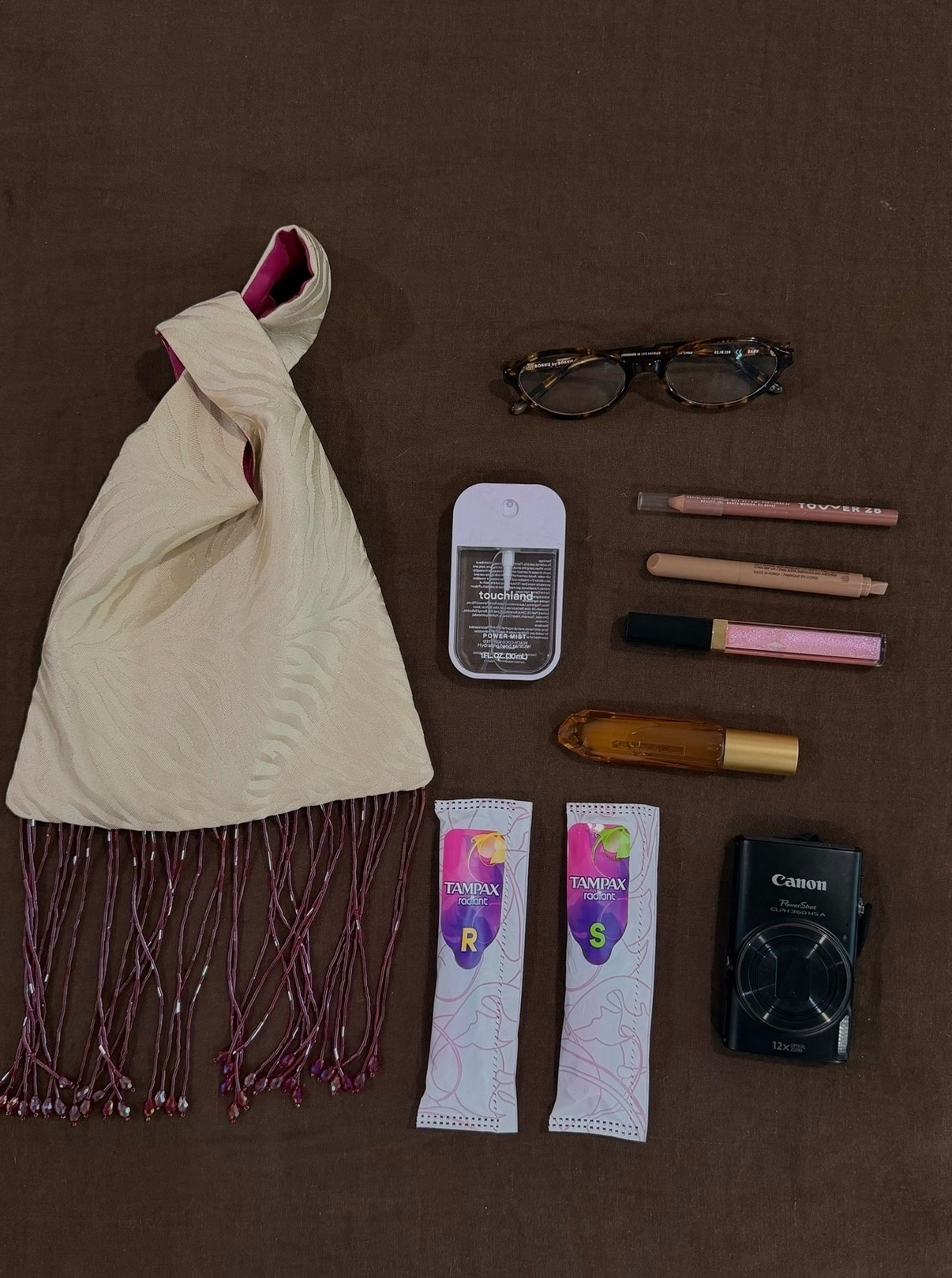 #ad What’s in my bag for a girls night out! 
#whatsinmybag #targetpartner #TampaxPartner @tampaxofficial @target