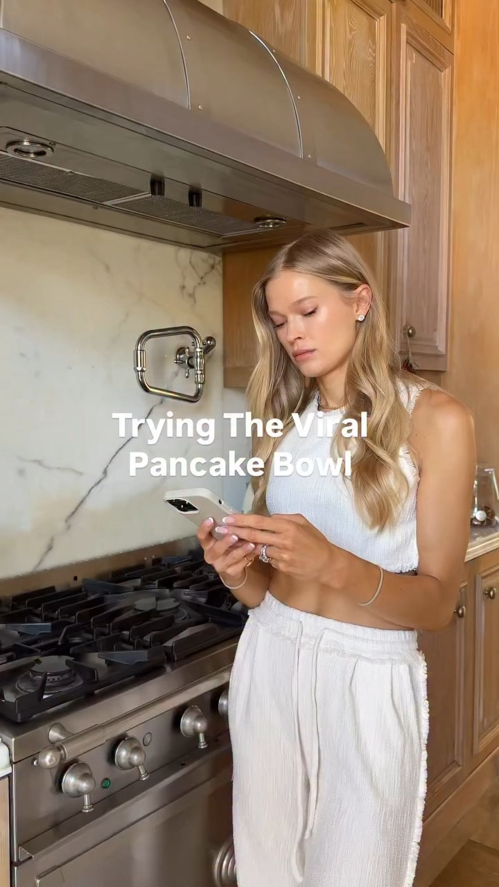 The viral protein pancake bowl - trying it & rating it at the end 🍓 🥞

Comment “PANCAKE” and I’ll send you the instructions.

Original: @balancewithnu

#viralrecipe #review #breakfastrecipe 

#LTKfoodie