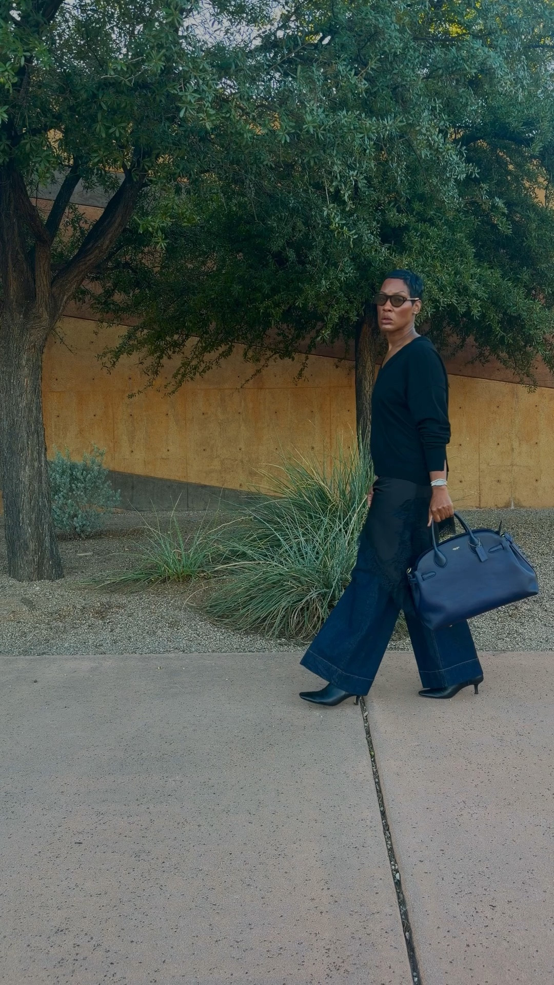 Black Sweater and Dark Denim Outfit. 

Fall Fashion, Sweater, Denim Jeans, Boots, Coach Empire, OOTD, Outfits 


#LTKU #LTKootd #LTKWorkwear