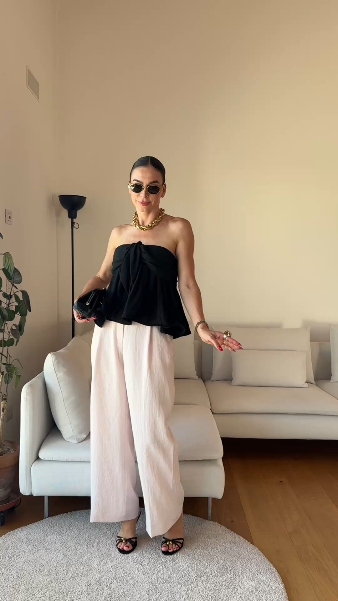 This outfit is the perfect mix of feminine and polished.

I’m wearing the Black Cropped Knot Top, Size S, paired with the Wide-Leg Belted Trousers in Light Pink, EU 36 / UK 8 / US 4.

For reference, I’m 173 cm (5’8”).

The top has a beautifully draped bodice with a statement knot detail at the front, plus adjustable removable straps and a structured bustier inside for extra support. It’s one of those tops that instantly makes even simple trousers or jeans feel special.

The wide-leg trousers have such an elegant tailored shape, with a high waist, front pleats and a slim adjustable belt. They’re also available in Cream and Dark Brown, so you can create completely different looks with the same silhouette.

Wear the outfit together with heels for dinner or an event, or style the top separately with jeans, satin skirts or tailored trousers. The trousers work just as well with shirts, fitted tops, knitwear or a blazer.

If you love this combination, don’t wait too long. The prettiest H&M colors and sizes are usually the first to go.

🔎  H&M black crop top, H&M knot top, H&M bandeau top, H&M wide leg trousers, H&M pink trousers, H&M cream trousers, H&M dark brown trousers, black and pink outfit, elegant H&M outfit, wide leg trouser outfit, tailored trousers outfit, evening outfit inspiration, H&M new in, H&M fashion finds, chic sum

#LTKuk

#LTKFashionMonth #LTKeurope #LTKstyletip