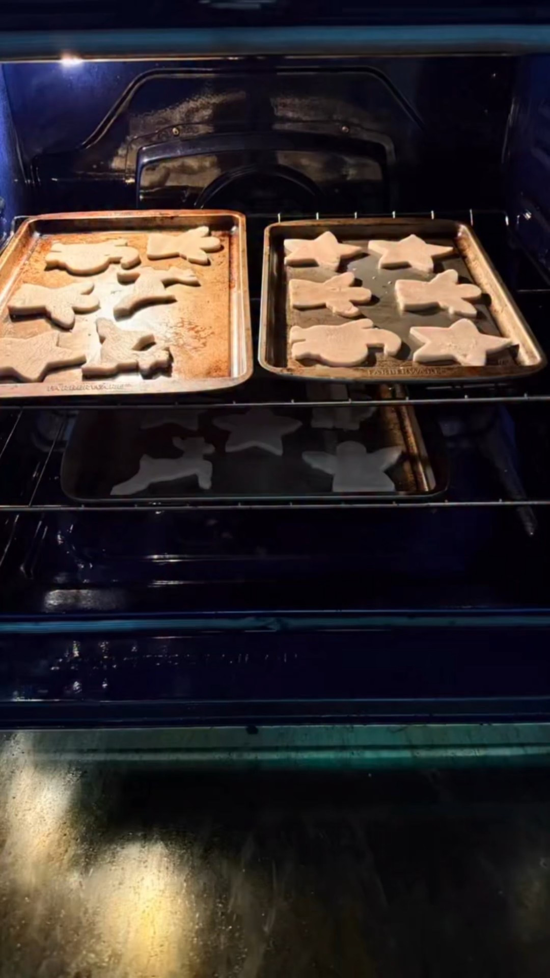 What makes you happy?
For me… it’s this.
Messy kitchens, tiny hands helping, too many cookies, and that quiet moment at the end of the day when they stop and look at the tree. These are the moments I wish I could freeze forever. 🎄✨

#whatmakesmehappy #christmasmoments #familymemories #holidaymagic #momlife