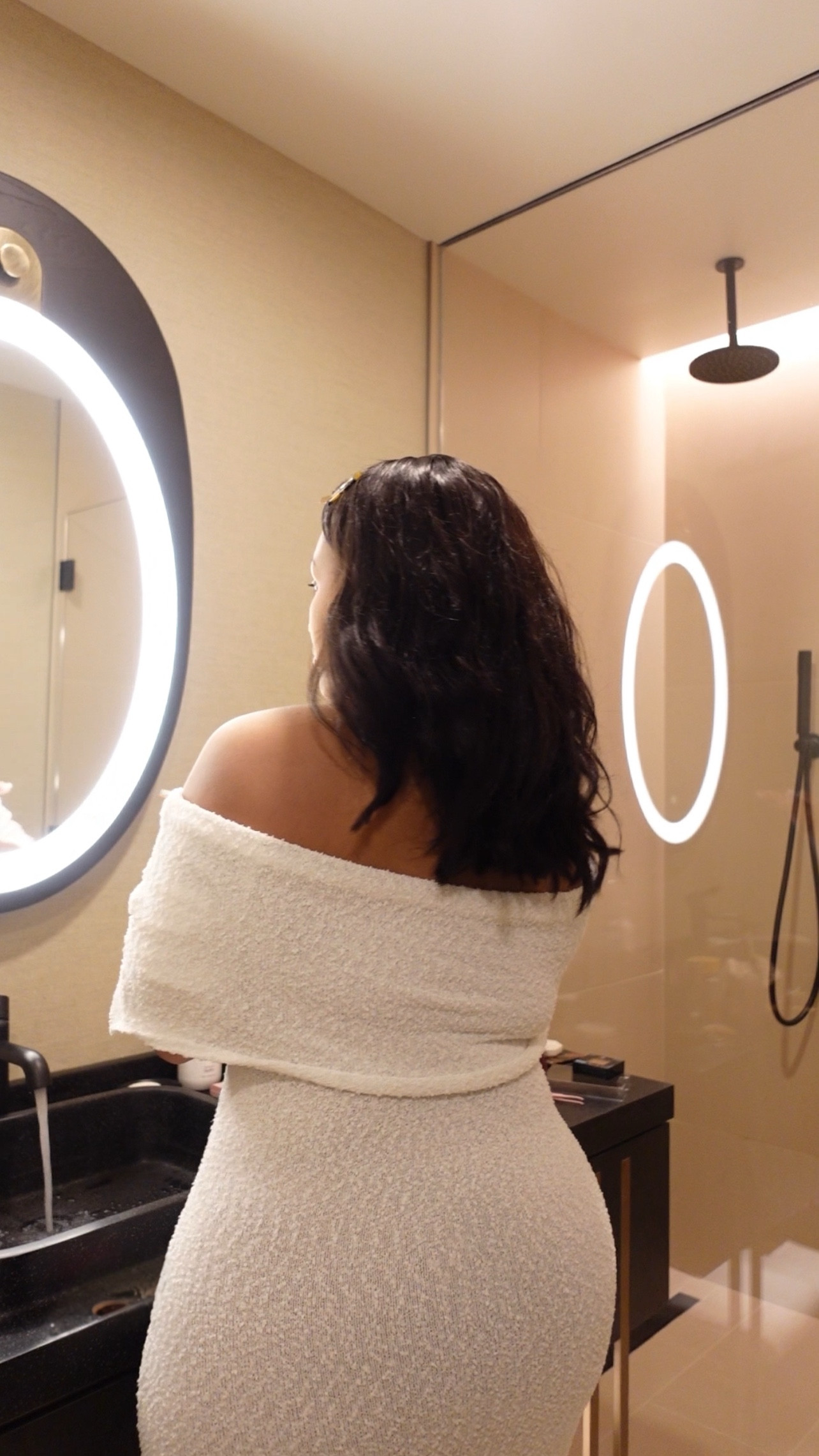 Because one thing about taking off that makeup 😮‍💨 
Comment SHOP for my full skin care routine with @naturiumskin 🤍

#skincare #datenight #beauty