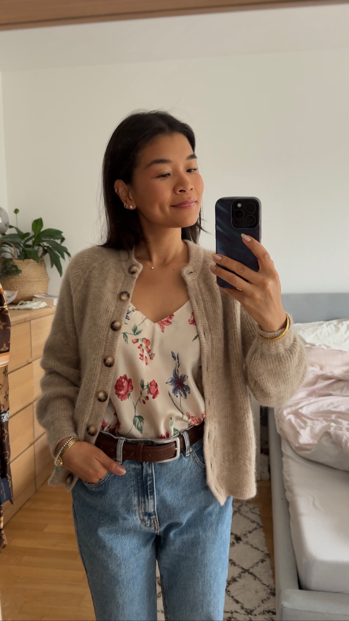 Cozy Spring Outfit
#cardigan #sezane #jeans #pull&bear #pullandbear #satintop

#LTKeurope #LTKdeutschland