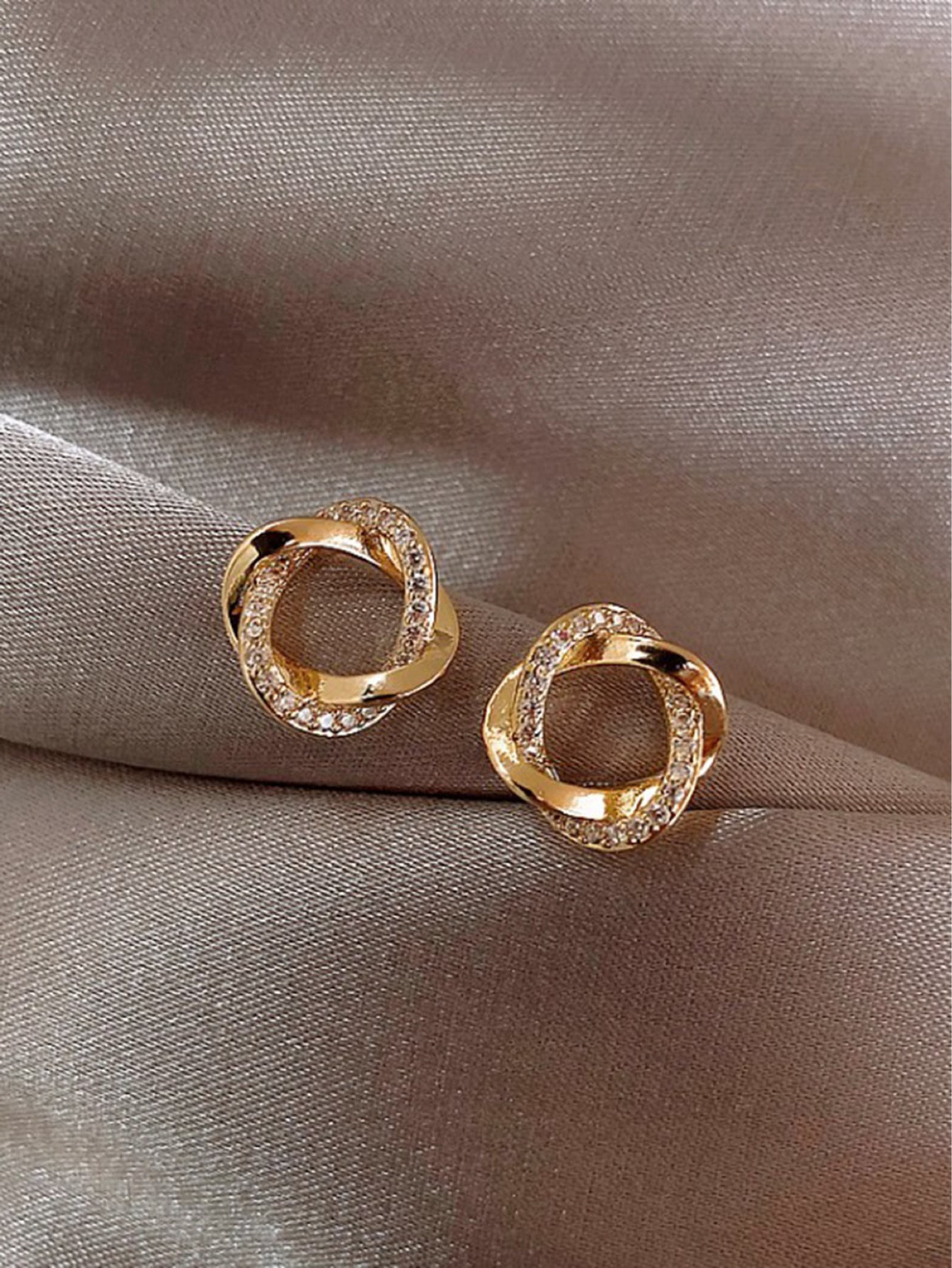 Stud timeless elegant golden earrings 