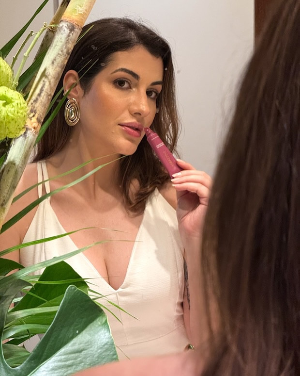 ✨ Biossance está oficialmente de volta!! 💚

A @biossance é uma marca de cuidados com a pele que é pioneira em beleza limpa e formulações que são altamente eficazes e seguras tanto pra nós como para o meio ambiente! 
Todos os produtos contém o ingrediente chave da marca, Esqualano da cana de açúcar produzido a partir de biotecnologia de forma sustentável e que tem uma molécula facilmente reconhecida pela pele e entrega diversos benefícios. Além disso, substitui o esqualeno, que é extraído do fígado de tubarões, evitando que se perpetue seu uso em cosméticos e também salvando os animais. 
Aliás, a Biossance sempre teve em seu DNA a transparência, a sustentabilidade e a responsabilidade em suas formulas, ingredientes e processos, o que me fez ter uma admiração muito grande por ela, além claro, de ver na pele os resultados que os produtos proporcionam! I missed you guys! 

E agora ela voltou exclusivamente para nossa nave mãe @sephorabrasil ✨🖤

Aqui no perfil vocês podem encontrar muitos conteúdos sobre os produtos da marca, mais antigos claro, mas ainda relevantes! Mas em breve vou testar os lançamentos e venho contar pra vocês! 

Me contem se vocês também ficaram felizes com o retorno da marca! 
Qual seu produto favorito de Biossance? 

#maydancini #biossance #sephorabrasil #biossancebrasil #cleanbeauty #belezalimpa #skincare #