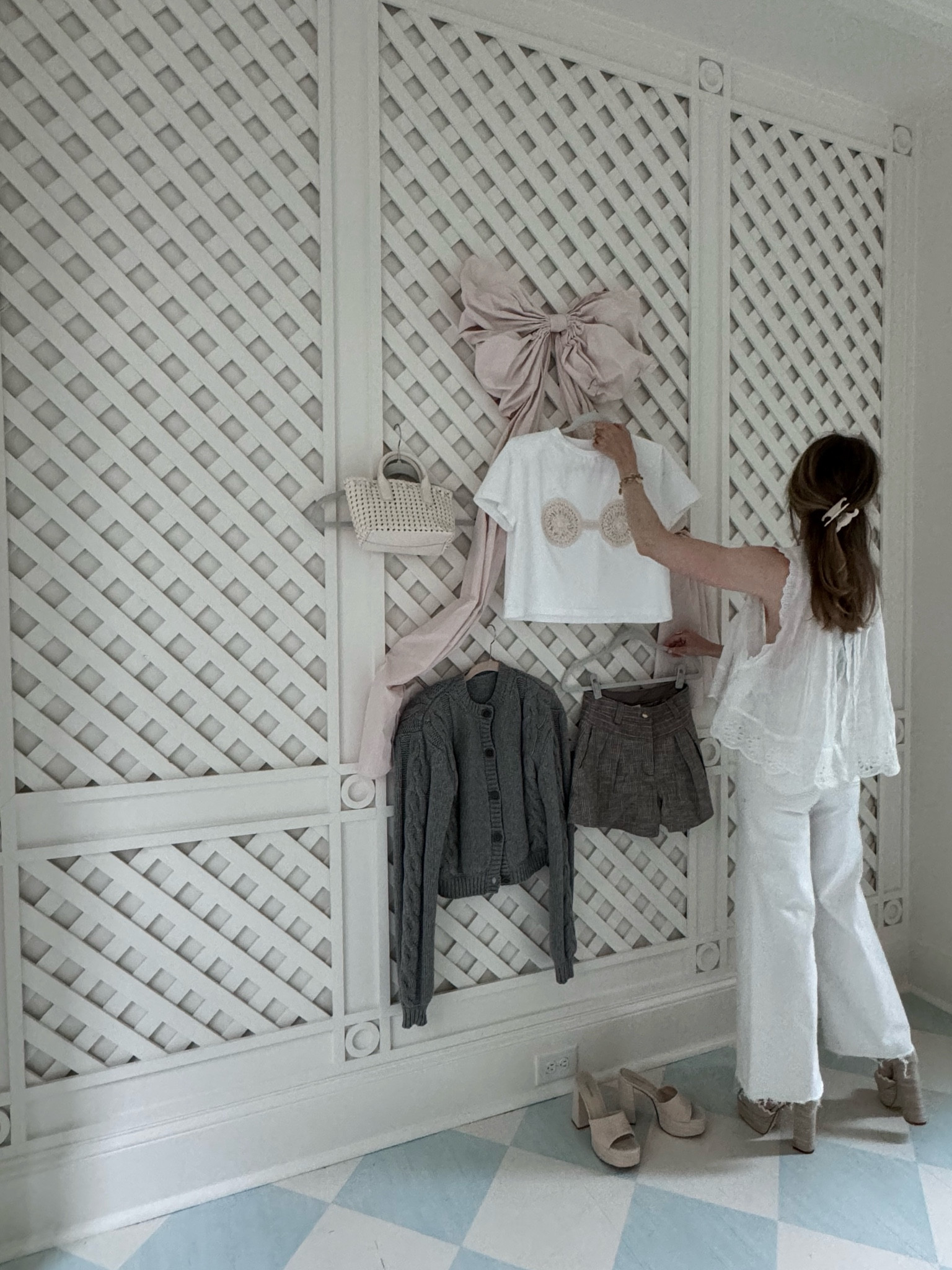 Summer capsule wardrobe! Sophisticated pieces you can mix and match. The frame jeans and platforms are a great base for your summer outfits. 