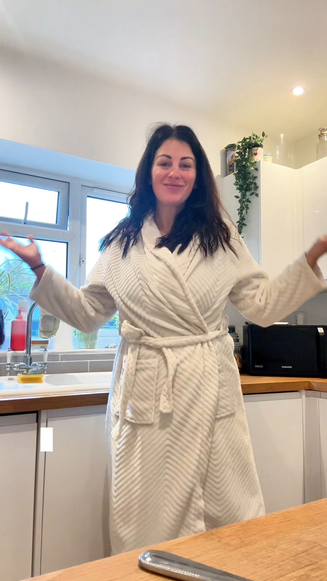 Quick get ready with me 🫶🏼

My day to day make up is pretty basic , I do usually like to blow dry not air dry my hair but it actually felt lush after my first time using Hairburst shampoo and conditioner, honestly UKlash has been a game changer I have been religiously using it once or twice a day my lashes have a always been pretty good but now I just love them the difference in length is actually insane.
And I am really enjoying my discovery Experience with The Saltworks discover set a great way to shop perfume online by trying the different fragrances before committing to a full size bottle ( there is a £25 voucher in the set to put towards your full size bottle when you decide )🙌🏼🙌🏼🙌🏼

@hairburst shampoo, conditioner and hair gummies currently site wide BOGOF Offer plus extra 10% off using my code “clairemariehoward” Bargain👌🏼

@saltworksperfumery Discovery experience £29 which includes a £25 voucher towards a full size bottle 🙌🏼



#getreadywithme #makeup #minivlog #hairandmakeup

#LTKuk #LTKbeauty #LTKautumn