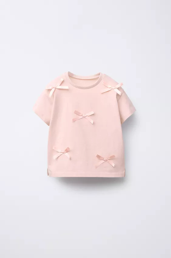T-shirt with round neck and short sleeves. Bow appliqué on the front. | Zara US
