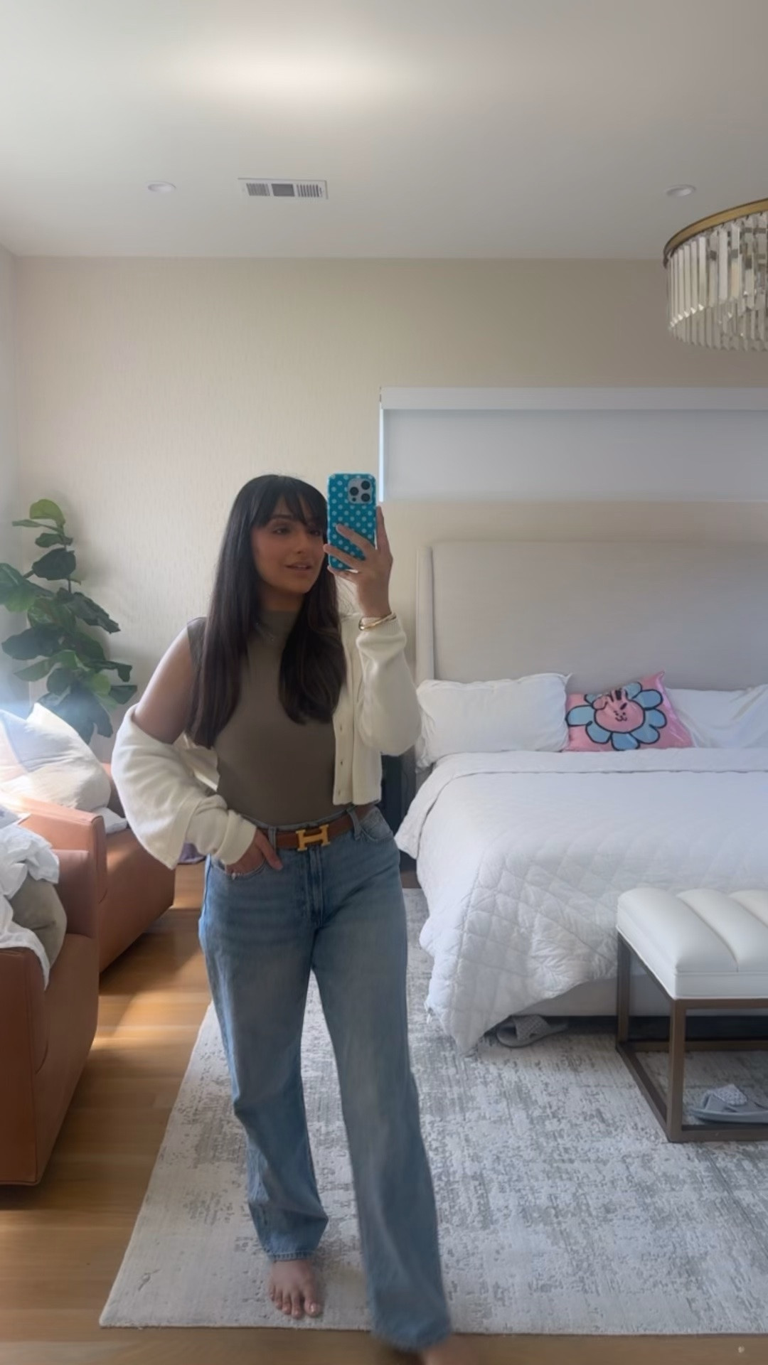 Aritzia sale happening now
Wearing a 27 in the denim
Blouse is sold out :/