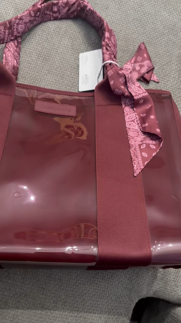 Can’t wait to travel with this Jelly Tote! 👜 it’s so cute, has so many compartments and super easy to clean. 

Shown with it are the accessories Tote Organizer and Jelly Makeup Bag.