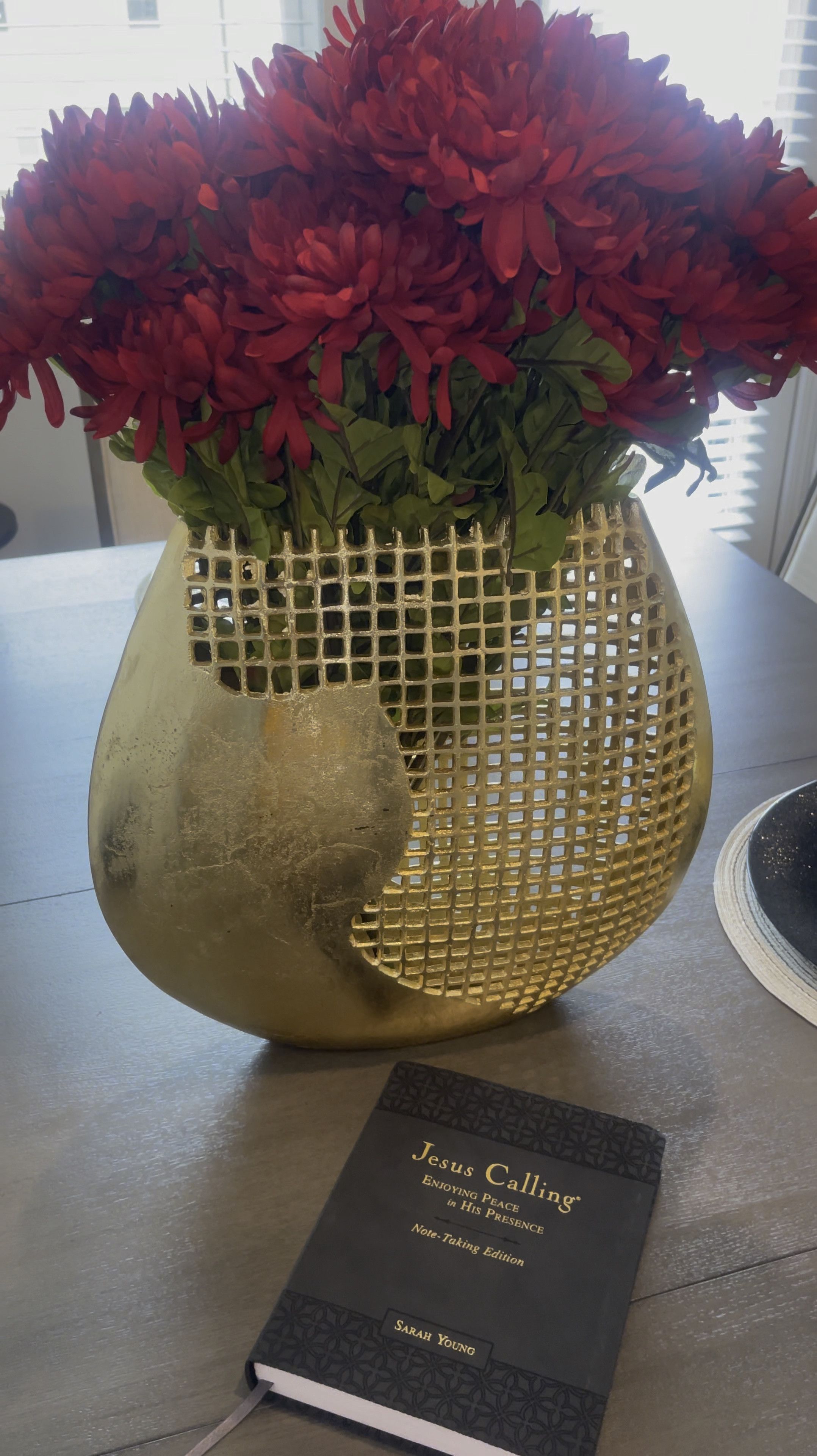 ✨Loving my new center piece I decided to spray paint it Gold ❤️

#LTKVideo #LTKFindsUnder50 #LTKHome