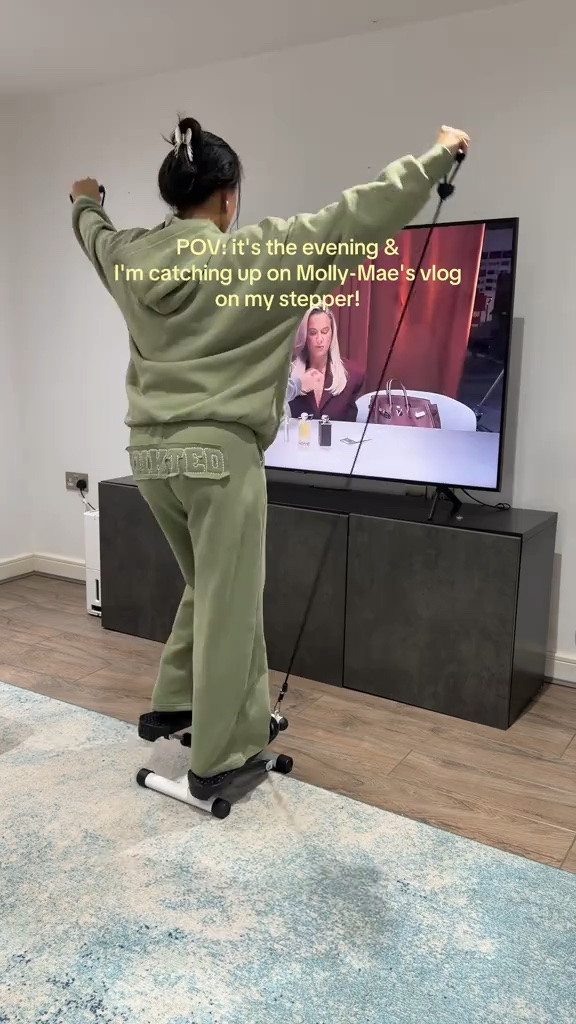 POV: it’s the evening, I’m catching up on Molly-Mae’s vlog while getting my steps in on my **mini stepper** 📺🤎 The easiest way to add a little extra movement into my day without leaving the house.

#MiniStepper #Stepper #HomeWorkout #HomeFitness #WorkoutAtHome #GetYourStepsIn #EveningRoutine #FitnessRoutine #HomeGym #LowImpactWorkout #WalkingWorkout #FitnessFinds #LTKFitness #LTKCreator #LTKFinds

#LTKfitness