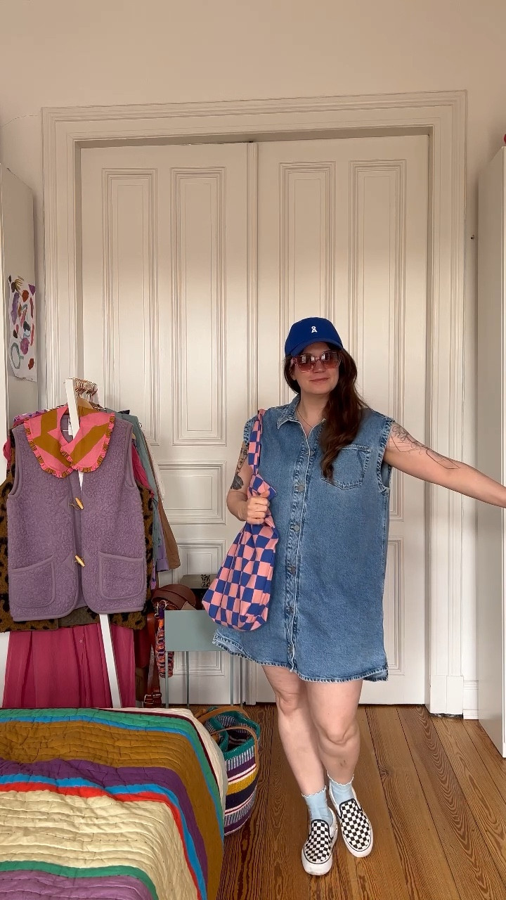 Jeanskleid - perfekt für den Sommer, fürs Festival, einen Stadtbummel oder Kaffee-Date. #springlook #jeansdress #summerdress #fairfashion 