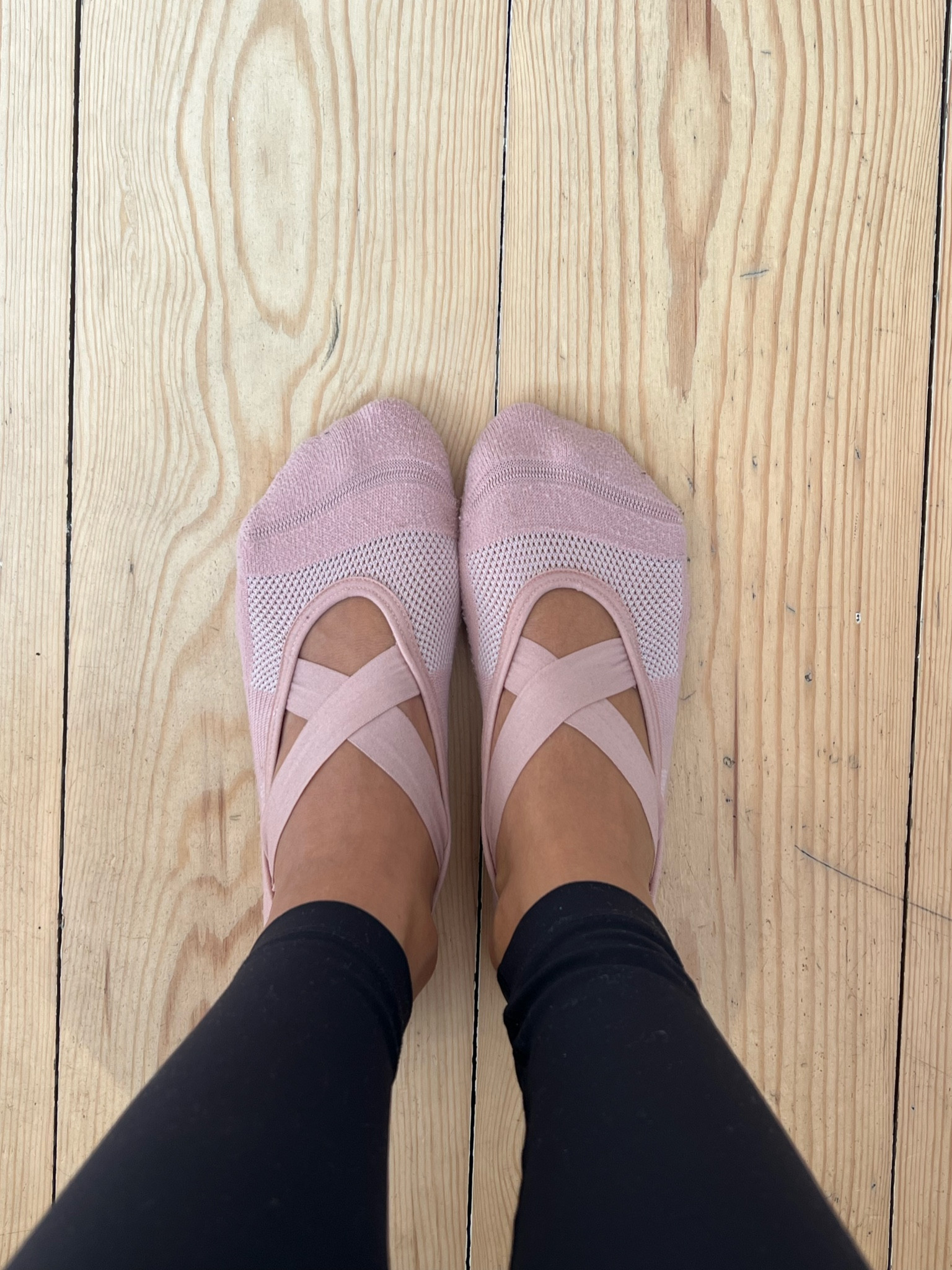 My fav grippy socks from alo 🩰💗 love using these for barre and reformer 

#LTKeurope #LTKfitness #LTKuk