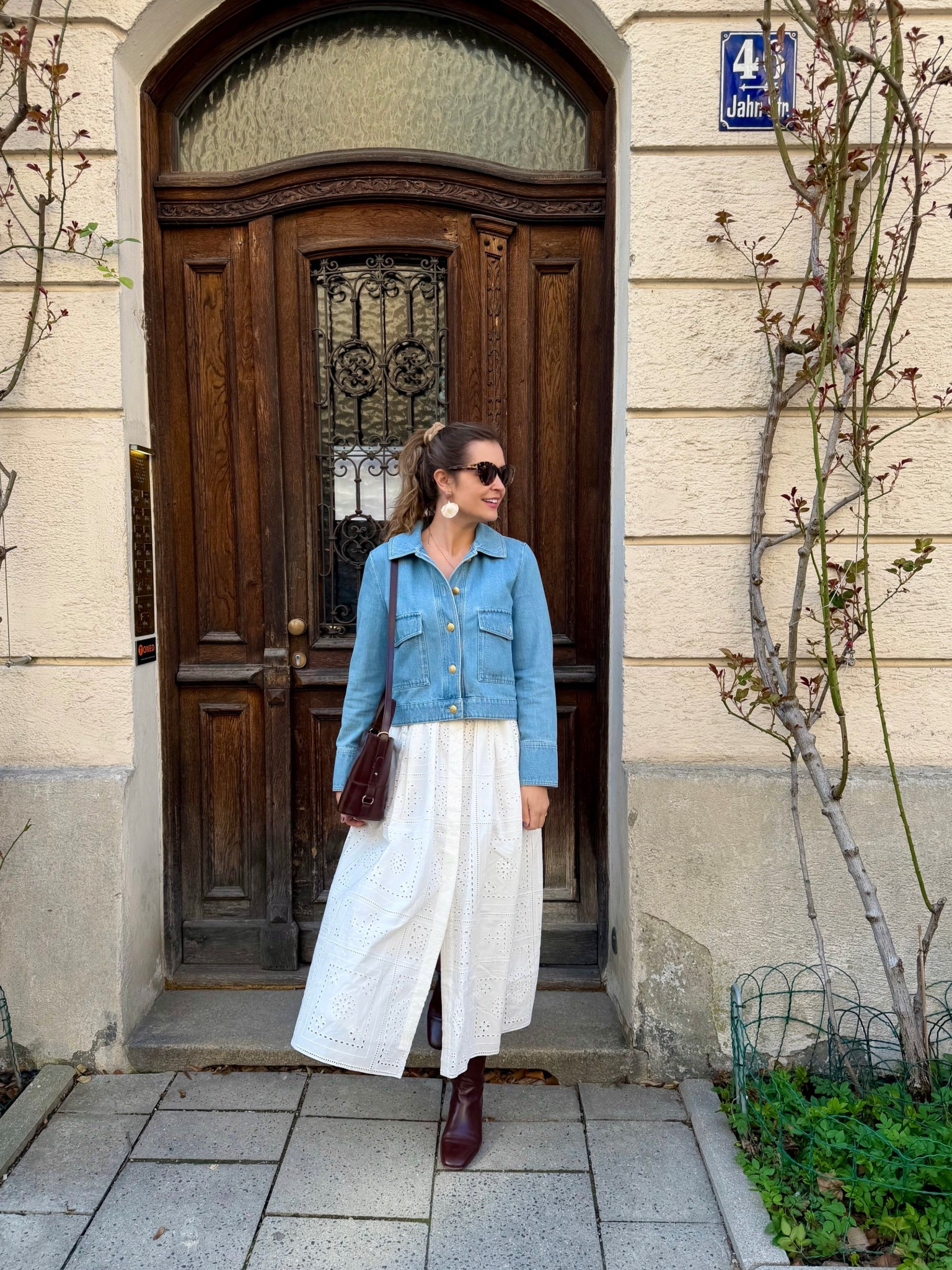 Frühlingslook mit Jeansjacke und weißem Spitzenrock 

#LTKeurope #LTKspring #LTKmidsize