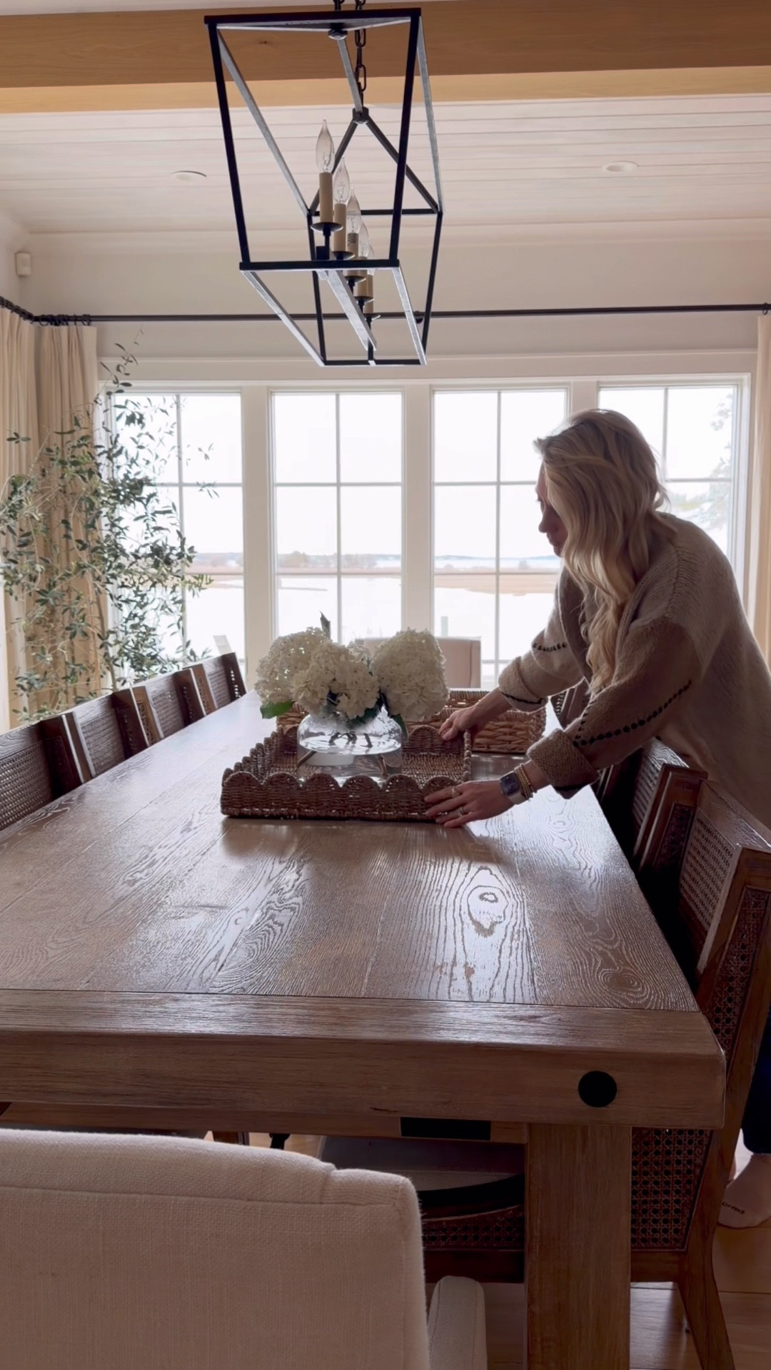 I get so many questions on my table tray and love a good basket, this one is the closet size and I love the added scallop detail 🤍