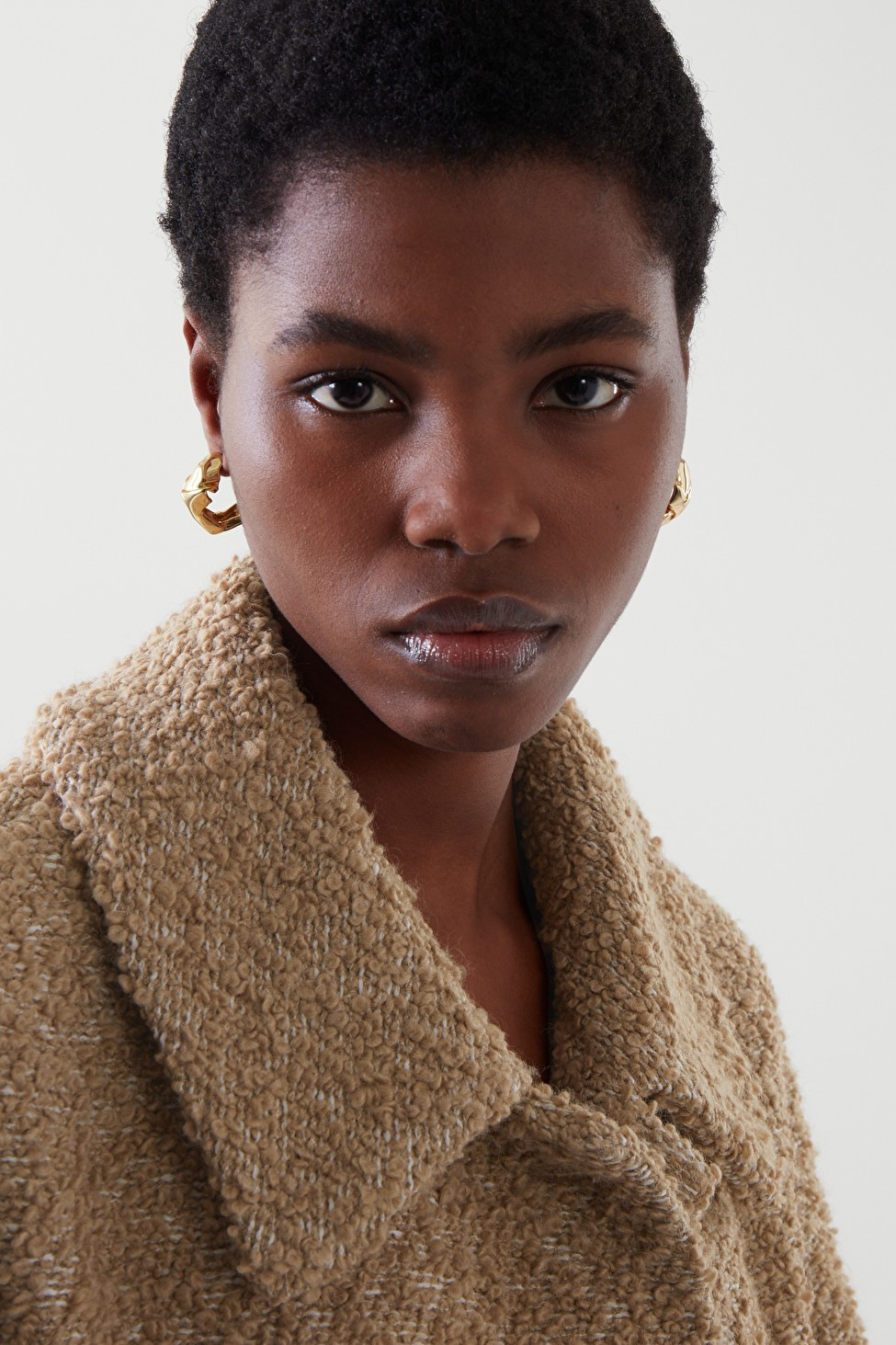 CRUSHED HOOP EARRINGS - GOLD - COS | COS (US)