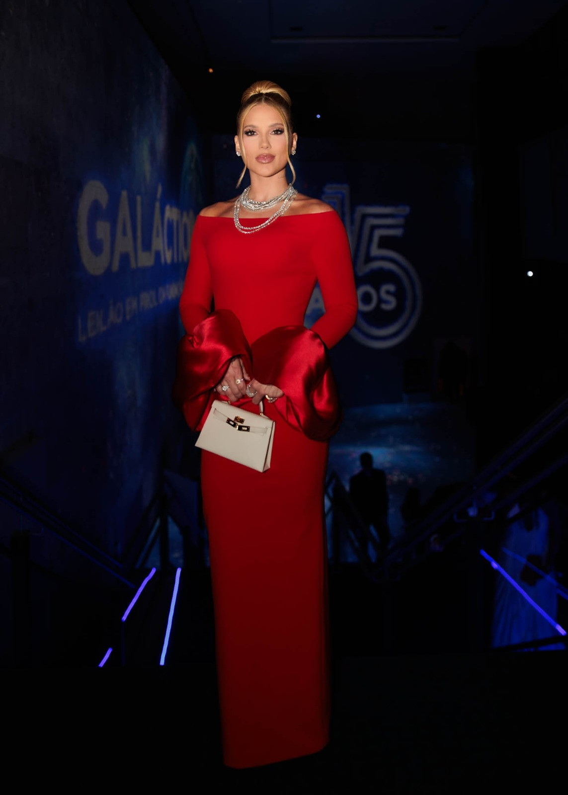 Virginia Finseca exibe vestido vermelho da Solace London. 

 #LTKroupadefesta #LTKdicadeestilo #LTKdresses