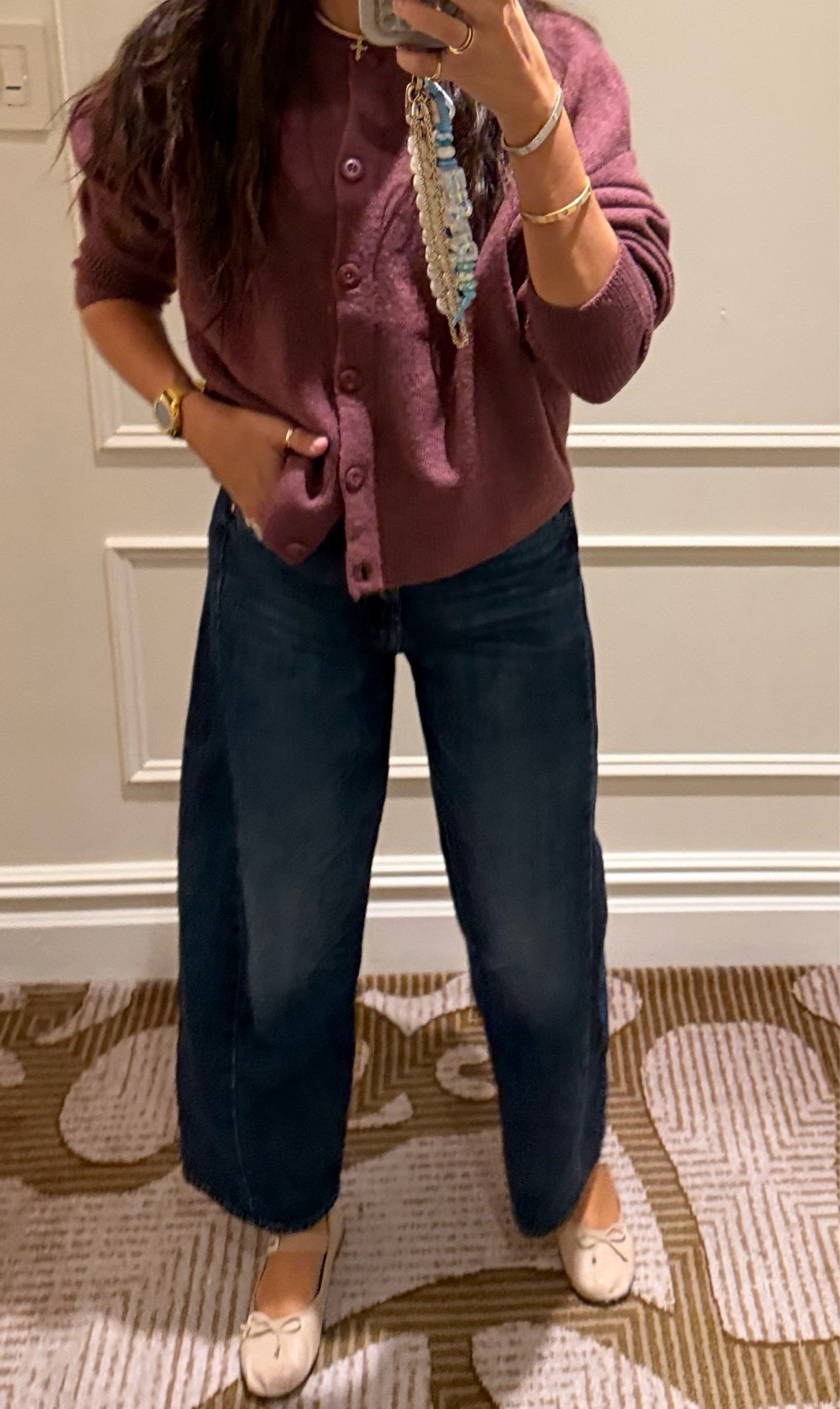 This sweater is actuallyyy insane quality and at a greatt price! Such a trendy moment 

Sweater: medium 
Pants: 27 

Dressupbuttercup.com #dressupbuttercup #dederaad