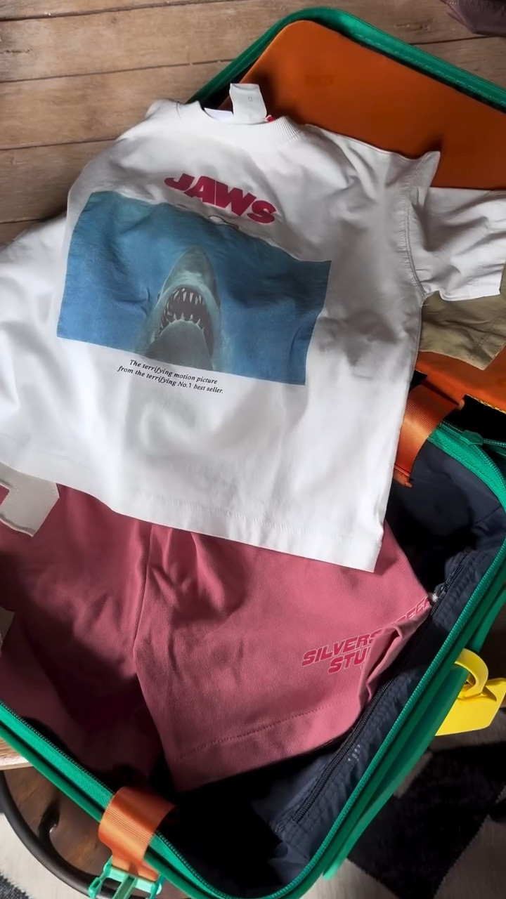 Pack my mini me’s for a beach vacation 🌴✈️

Suitcase: @away 
Packing cubes: @calpak 
Clothes: @zarakids 

Toddler tip: you can never have too many snacks 😉 

#packing #packwithme #packwithmeforvacation #toddlerluggage #awaykids #toddlerfashion #zarakids