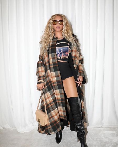 @beyonce posed recently in a $13,390 @chloe Oversized Plaid Wool Cape coat, a #Melindamartell Color me Country tee, $975 @prada shorts, #chloe shades, and a $1,499 @ferragamo bag.  Grab her tee @fashionbombdailyshop and get the rest of #beyoncestyle at the link in bio! Hot! Or Hmm..?
Hair: @nealfarinah 
Makeup: @rokaelbeauty 
📸 #beyonce #beyoncefbd
