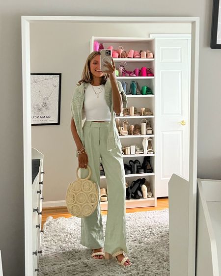 easy business casual outfit idea to wear this summer from Hollister. Wearing an XS regular in these linen trouser pants  
