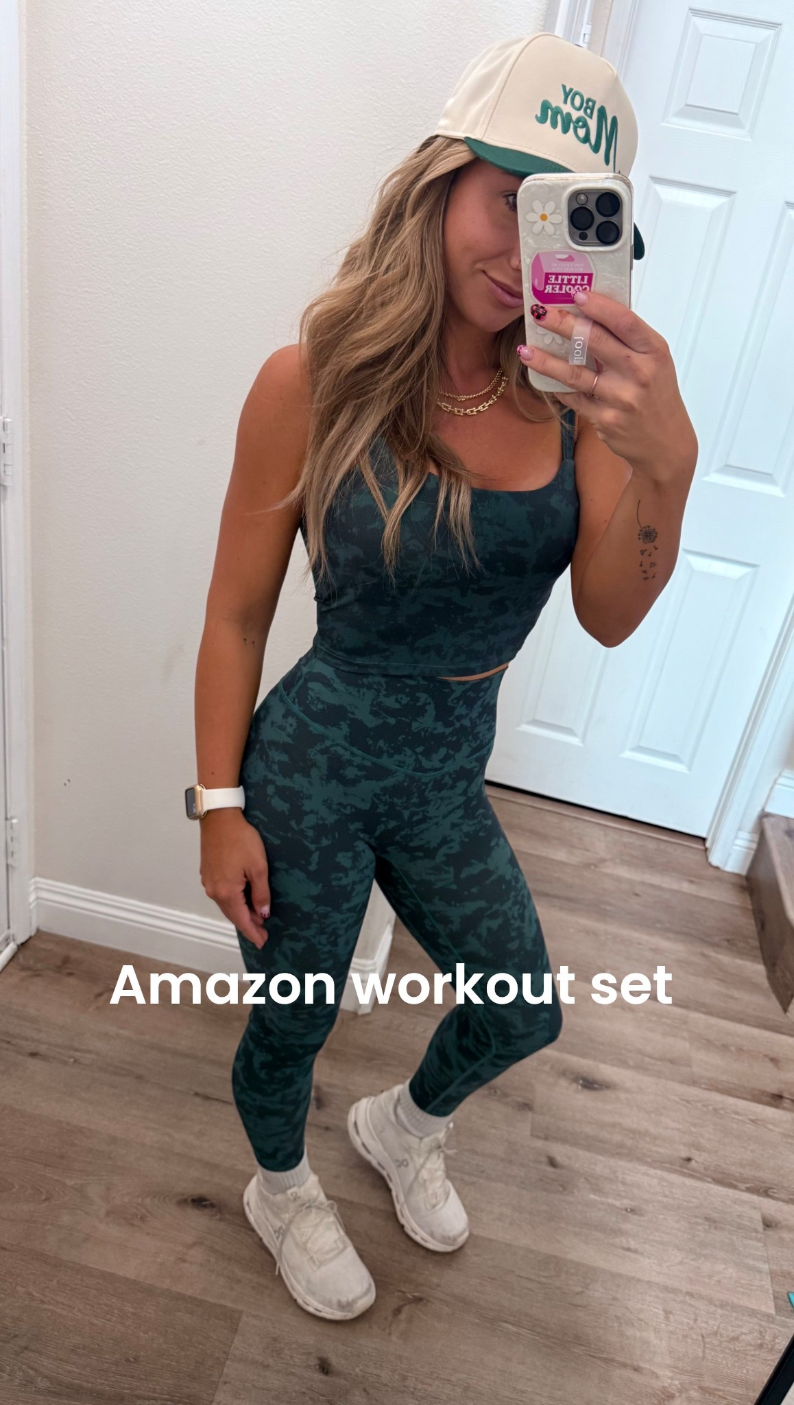 Love a good workout set 🙌🏼👏🏼 the length on this top is perfect 
Runs tts - in a small both 