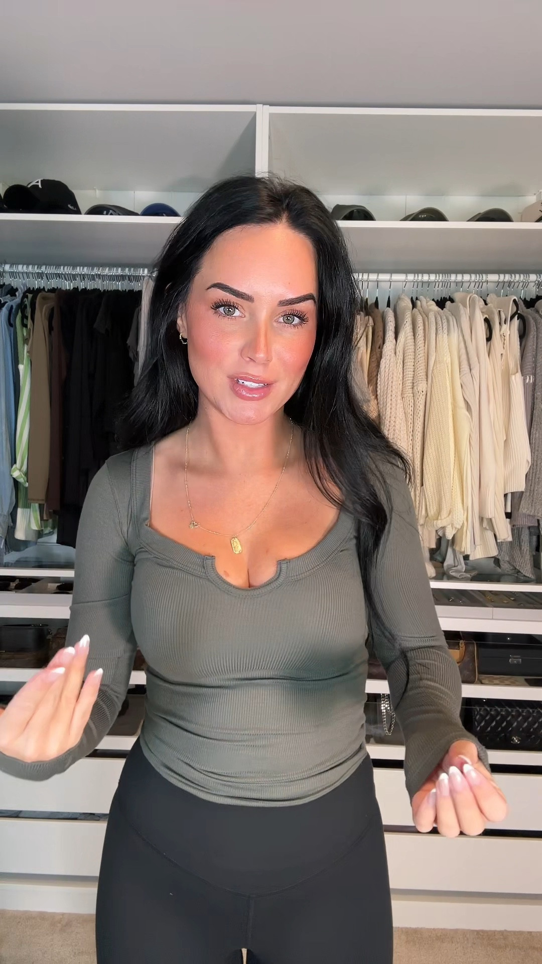 The perfect basic ribbed long sleeve🖤 these fit more snug/ form fitting 

I’m 5’7, 145lbs, 32dd
I’m wearing a size S/M in both 