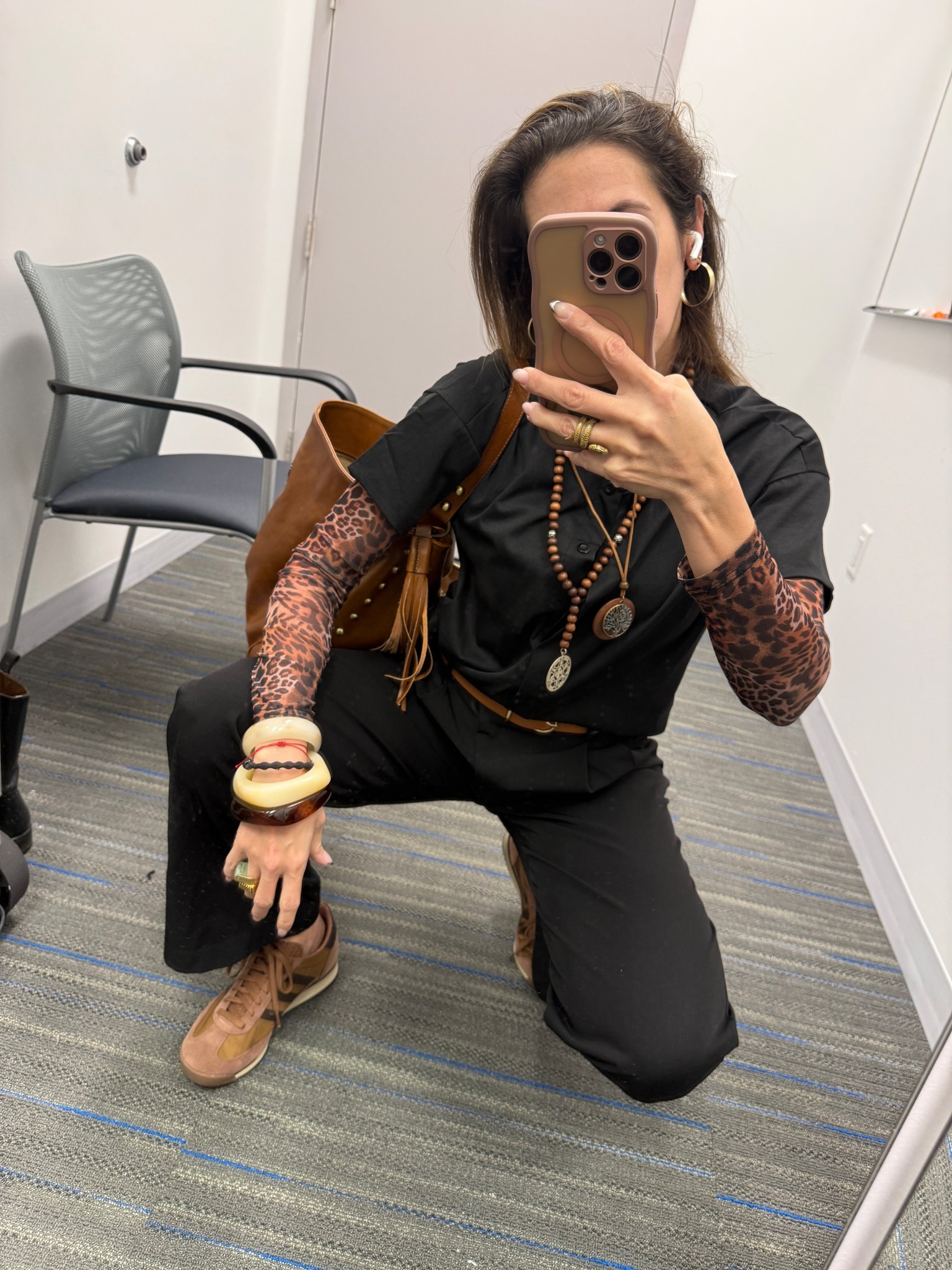 Outfit, muy básico, transformado en un Super Look, gracias a la correcta combinación y contraste de colores a través de accesorios y complementos.. 