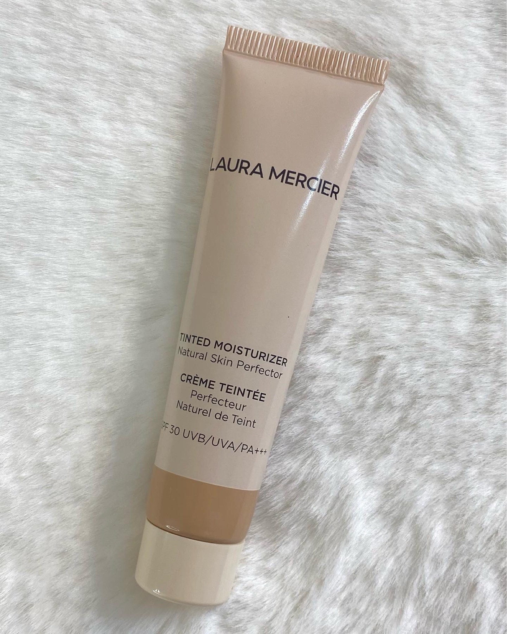 Ontem, depois que eu postei um pequeno se arrume comigo aqui no stories, algumas pessoas me perguntaram sobre o Tinted Moisturizer da Laura Mercier, então resolvi fazer essa resenha pra explicar mais sobre ele e como ele se comporta na minha pele.
A primeira coisa que eu devo falar é que a minha pele é oleosa e esse produto é super hidratante!
E essa combinação dá certo? Dá sim, se vc alinhar as suas expectativas em relação a ele… 
Os tints em geral não tem uma longa duração, ele em mim dia perfeitamente por 4 horas e depois disso a oleosidade já começa a aparecer! Quando eu vou usar esse querido eu faço uma preparação de pele mais sequinha, não costumo usar hidratante… uso apenas um sérum de tratamento (normalmente o antiacne da @sallve que segura bem a minha oleosidade) e um protetor solar sequinho tbm (sim, uso protetor solar mesmo ele tendo FPS 30)
Ele tem a cobertura leve, apenas uniformiza o tom da pele e sempre venho com um corretivo pra camuflar olheiras e manchinhas (a preparação de pele com ele tá salva aqui nos destaques), fica uma radiância linda na pele, aquele aspecto de pele hidratada de quem bebe litro e litros de água todos os dias… 
Mas para que ele tenha essa duração boa na minha pele eu tenho que selar com pó! Tenho tentado usar menos pó do que de costume, e com a quantidade que tenho usado, ele não perde esse aspecto luminoso de pele saudável!
O meu é na cor 3N1 e está um pouquinho escuta pra mim, mas eu consigo fazer funcionar tranquilamente. 
Sei que ele tem uma versão oil free que eu já tô louca pra testar, acho que pode ser mais sequinho. É mesmo tendo a pele com grande tendência a acne, ele não me dá espinhas!
Eu achei que ele funciona melhor aplicando com as mãos (mesmo eu não gostando desse tipo de aplicação, o acabamento fica mais bonito) e dando aquele acabamento com esponjinha e a mão bem levinha… fica perfeito!

#LTKbeauty #LTKbrasil
