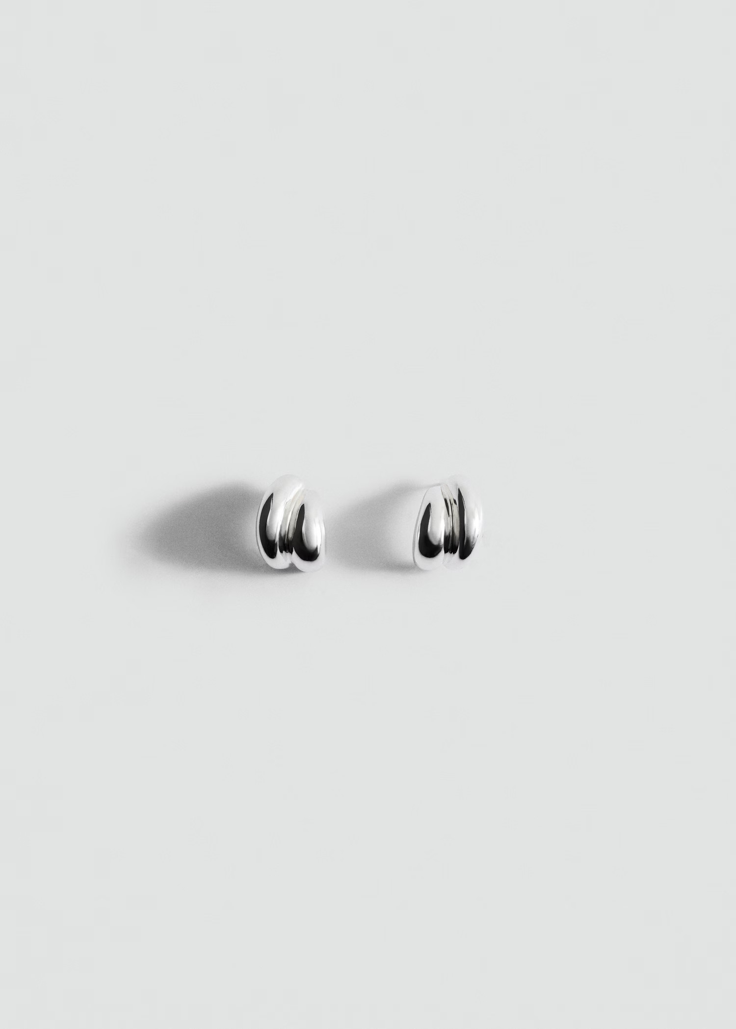 Embossed semi-hoop earrings | MANGO (UK)