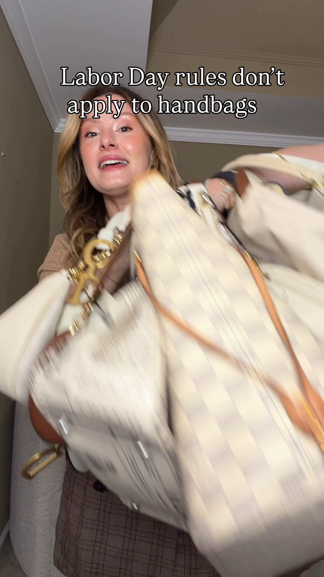 No white after Labor Day? No thanks 🙂‍↔️ here are all of my white bags I’ll keep wearing 🤍 Comment SHOP & I’ll dm you the links to what’s still in stock 🤍

White Coach outlet Teri
Longchamp epure barrel bag
Coach pillow tabby
Louis Vuitton Neverfull
Coach swagger
Songmont song bag
Dior saddle bag
Longchamp Le Pliage in paper
Longchamp Le Pliage Le filet
Islander uk satchel
Coach outlet Asher newspaper print
Coach dinky