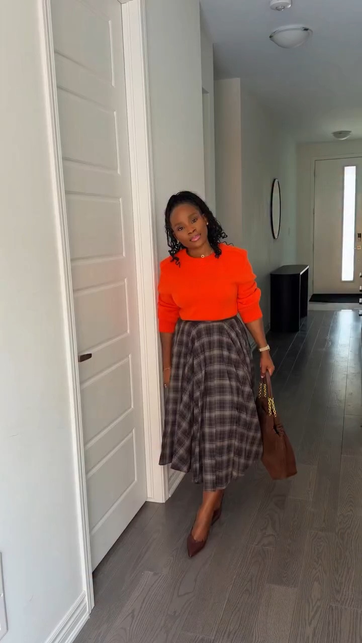 Happy Good Friday, a day that truly defines love 🤍

Jumper: @zara 
Skirt: @hm 
Bag: @demellierlondon 

#fashion #spring2026 #spring2026workwear #workoutfits #ootd