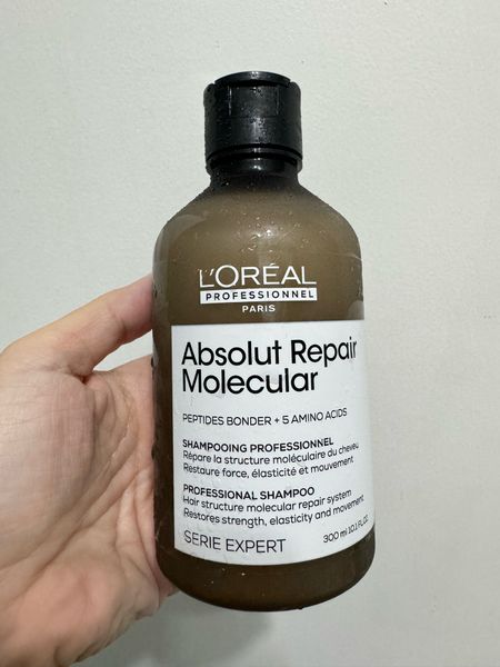 Hoje testei o shampoo Absolut Repair Molecular e me surpreendi com a textura do cabelo depois do enxágue. Parece que ele realmente preenche a estrutura dos fios. Aprovadissimo.  O cheiro também é muito gostoso.

#LTKbrasil #LTKover40 #LTKbeauty
