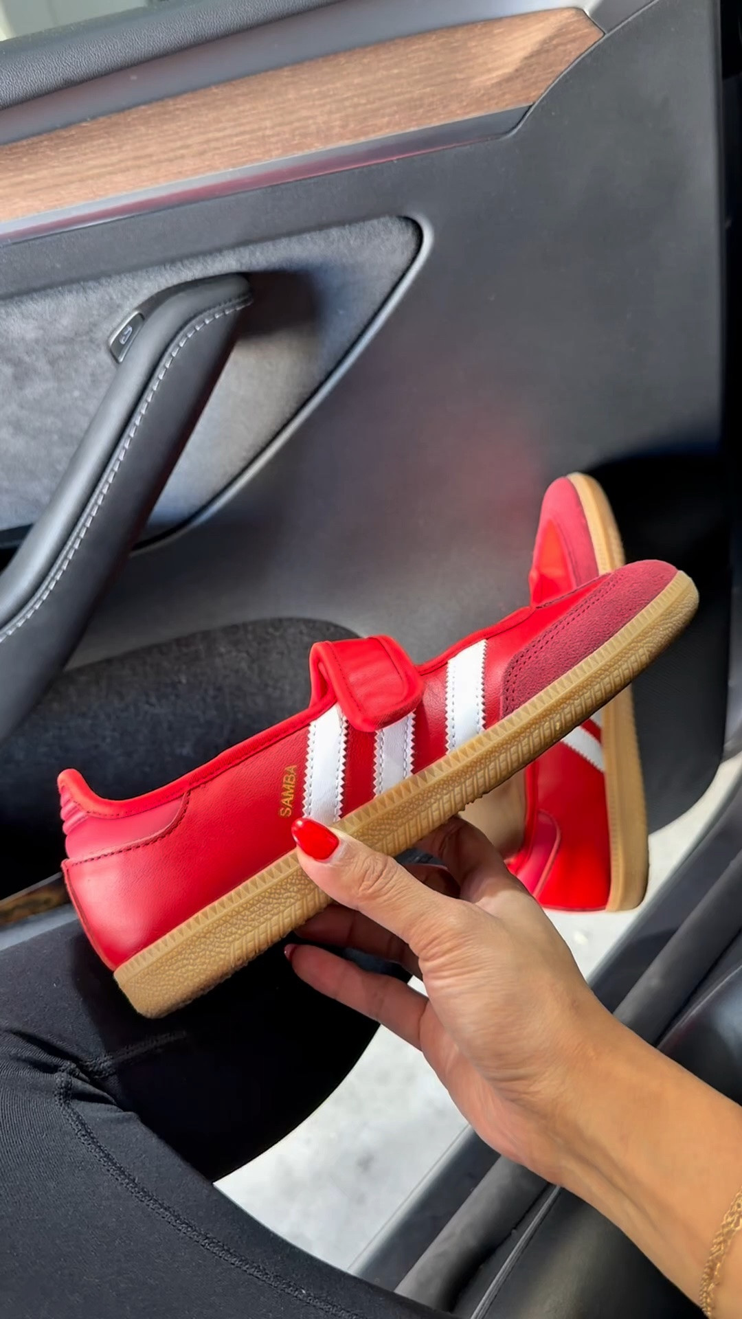 It’s the red for me. 🥰

#micheleonstyle #adidas #adidassamba #sambajane