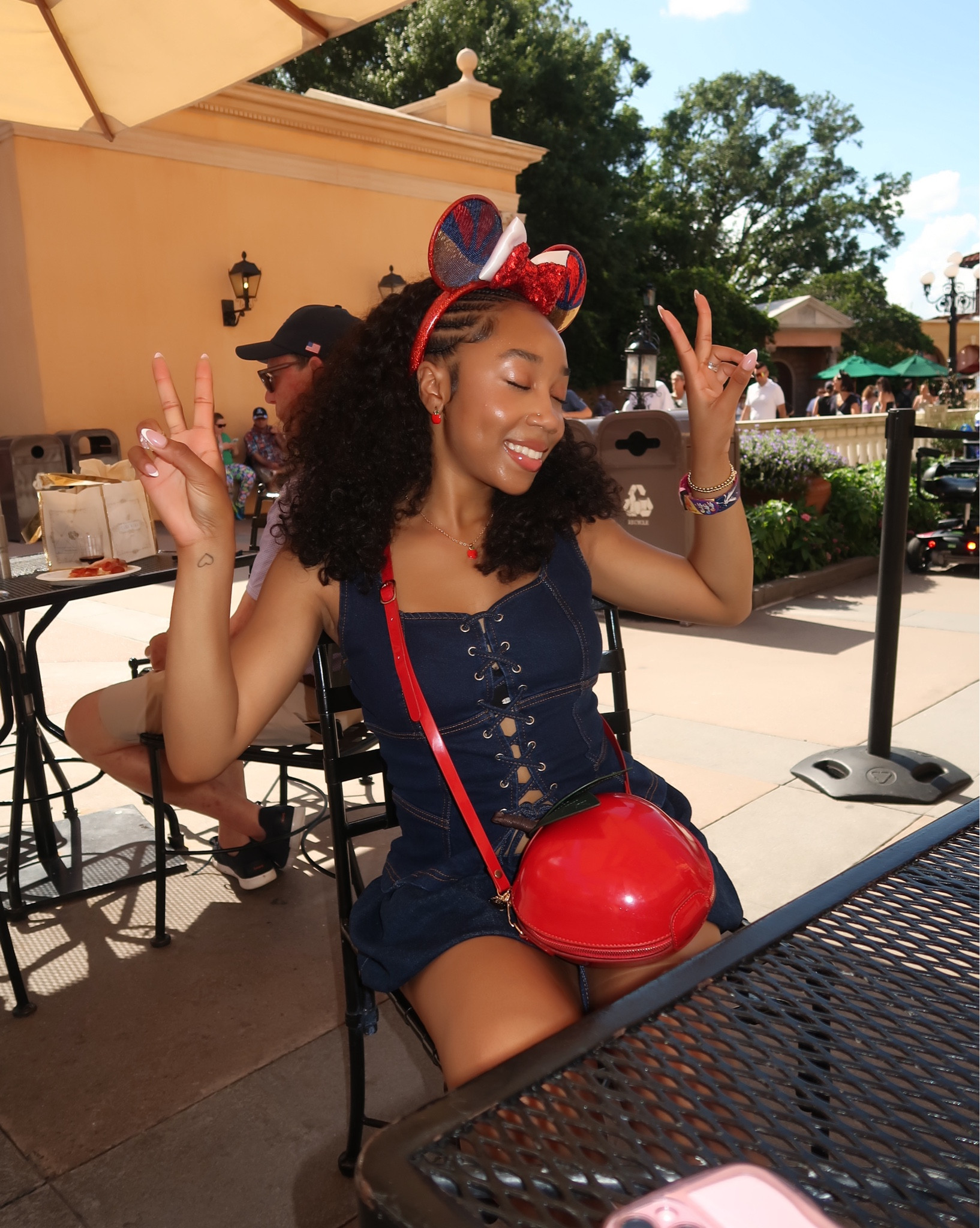snow white vibes🍎🏰✨
outfit is from fashion nova:
• willing to wait denim top
• kate denim bubble micro mini skirtt
#disney