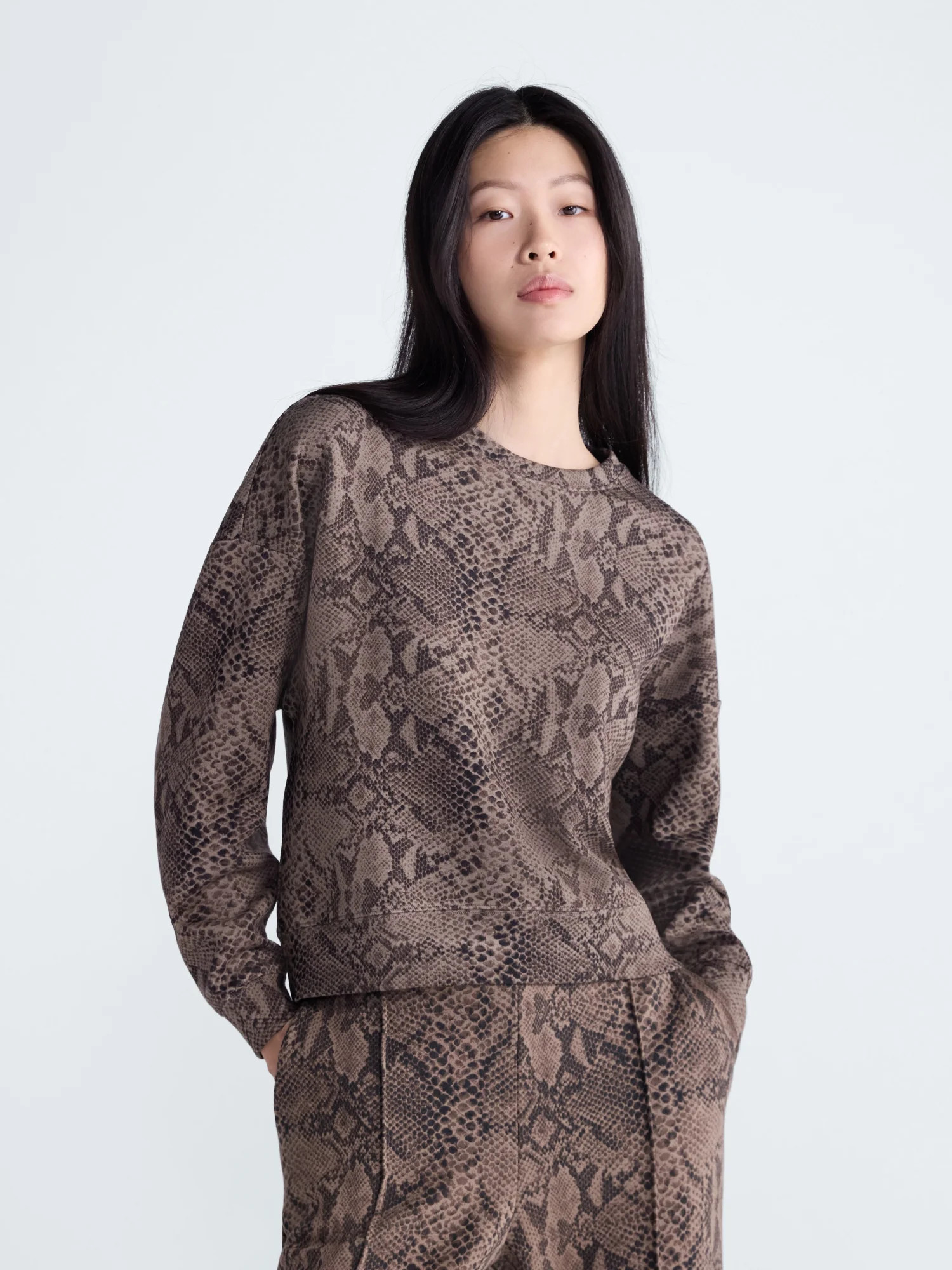 Scoop Women's and Women's Plus Scubaknit Cropped Sweatshirt with Drop Sleeves, Sizes XS-4X | Walmart (US)