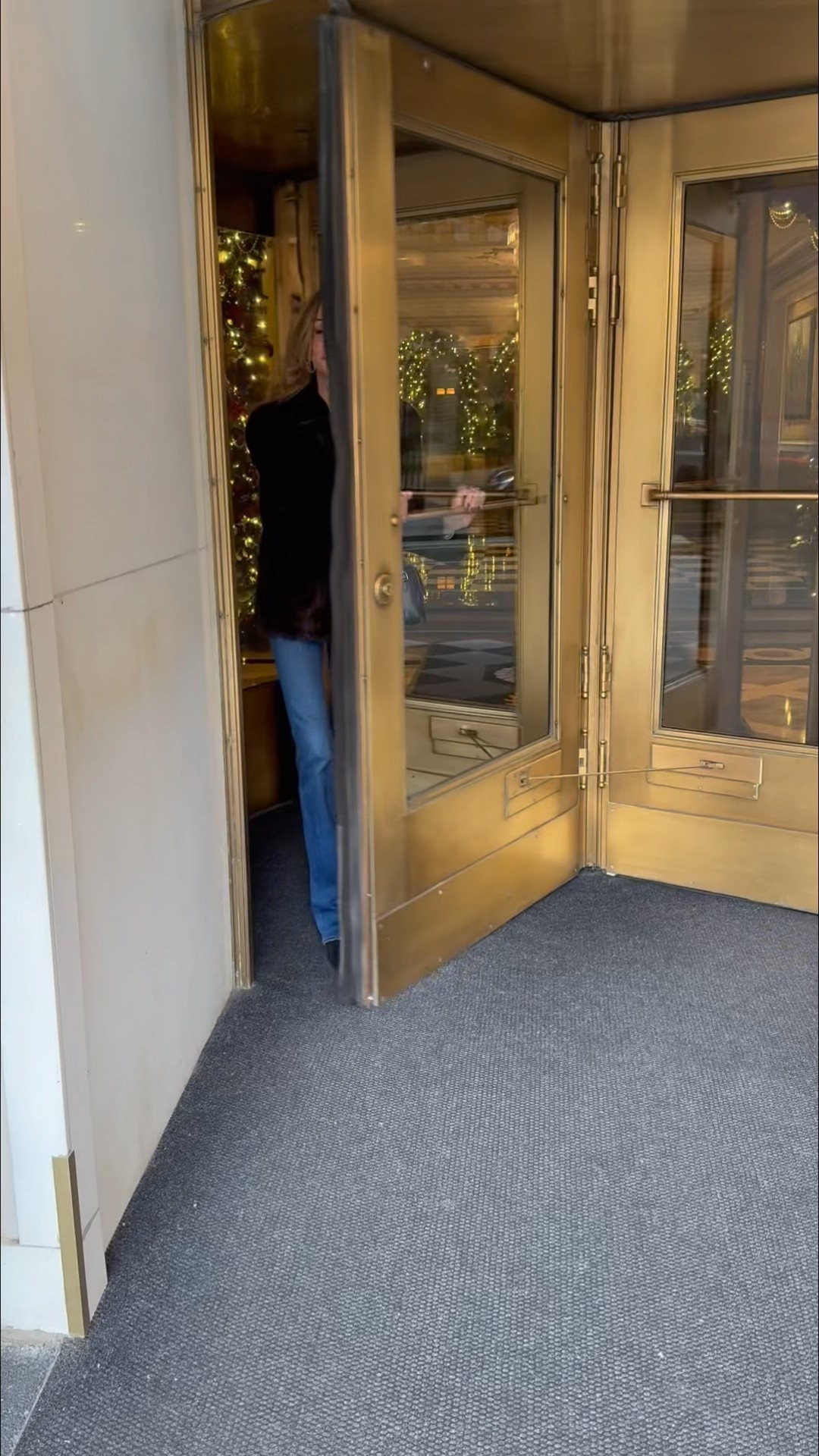 Cold weather chic…black cashmere sweater, Veronica Beard jeans, a vintage fur and black shoulder bag!


#LTKSeasonal #LTKdayinmylife #LTKHoliday