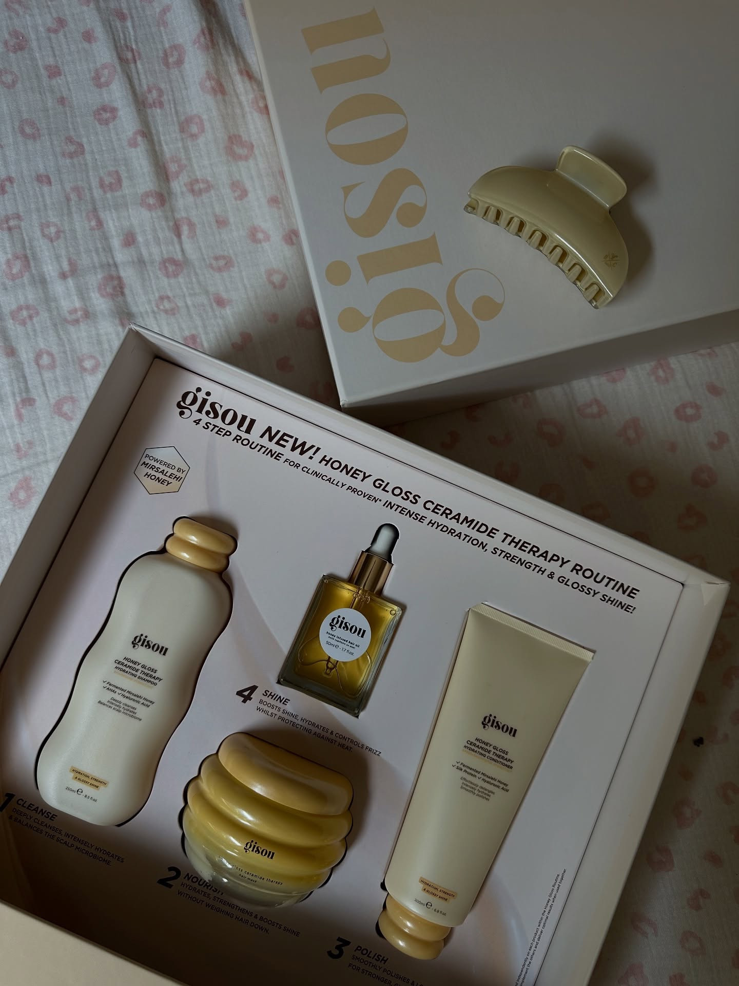 Mes cheveux ? Officiellement en lune de miel avec @gisou 🍯
Brillance, douceur et zéro drama.
Je suis la Beyoncé de la salle de bain 🐝💁‍♀️ #HairQueen #gisou #gisouambassador #honeyglow !