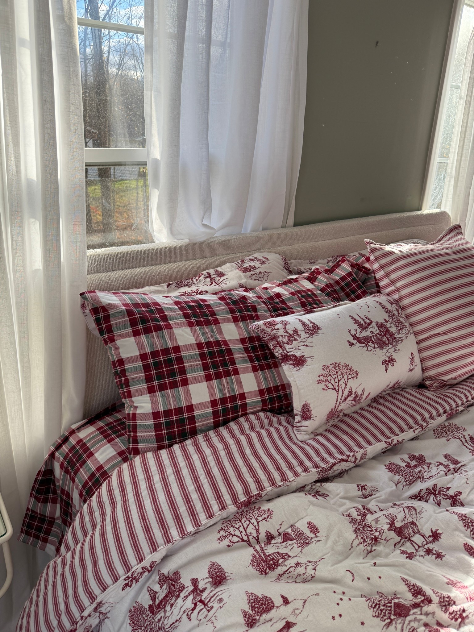 winter holiday comforter ❄️
Comforter and sheets are both from HomeGoods but linked similar items 

#LTKHoliday #LTKSeasonal #LTKGiftGuide