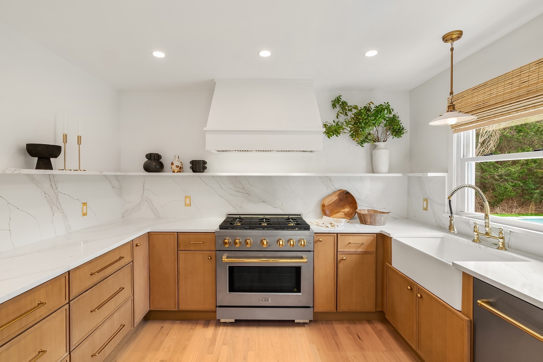 The ledge in this kitchen gives it such an airy feel despite the warm wood cabinets. 
#kitcheninspo #neutralhome #modernkitchen #homestyling #interiordesign #homefinds #kitchendecor #brassaccents #kitchengoals



#LTKHome