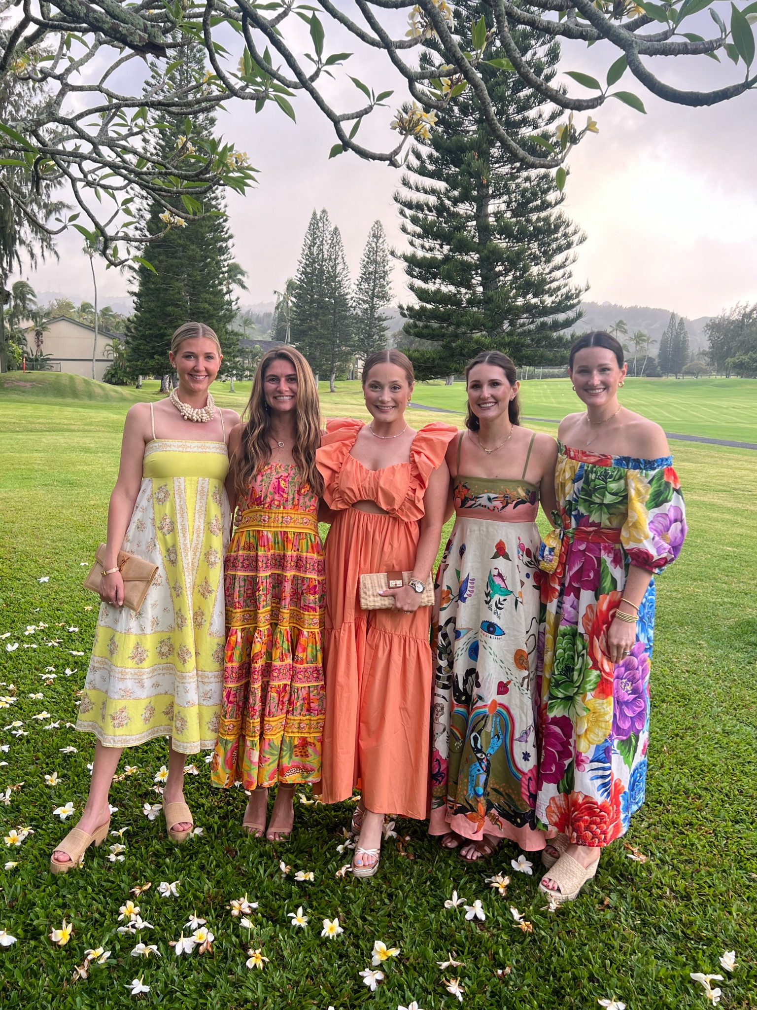 Tropical vacation dresses that pair perfectly with a Mai Tai in hand 🍹
