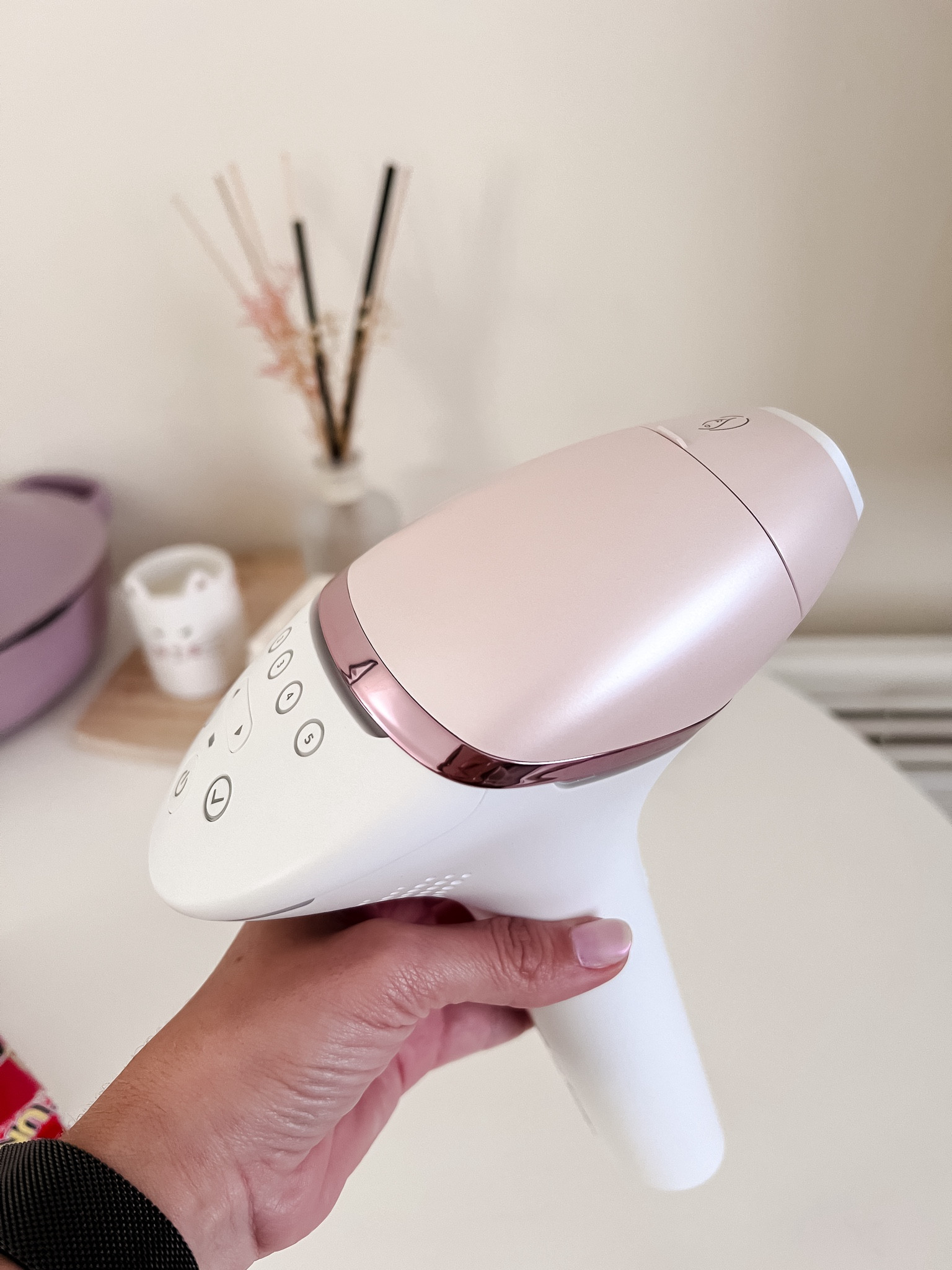 Comprei o Philips Lumea e realmente ele vale muito a pena. Eu estou passada. Demorei muito pra investir nesse produto, mas estou feliz com o resultado! 