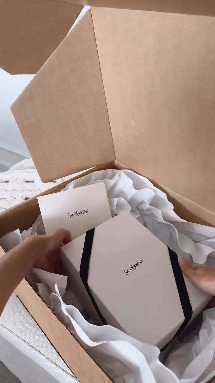 Unboxing my newest summer and spring bag! I’m loving this bag, it’s so pretty and perfect for the next seasons that are coming 




#LTKSeasonal #LTKootd #LTKU