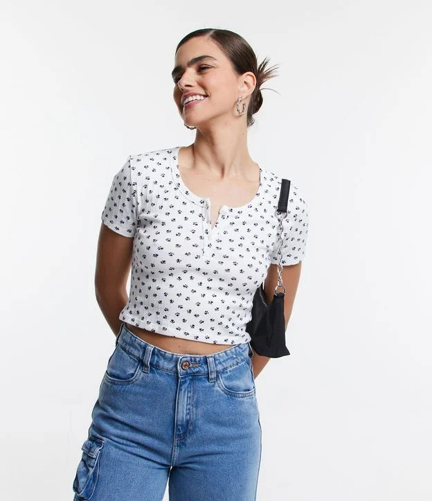 Blusinha Cropped em Ribana com Botões na Gola e Estampa Floral Off White | Renner (BR)