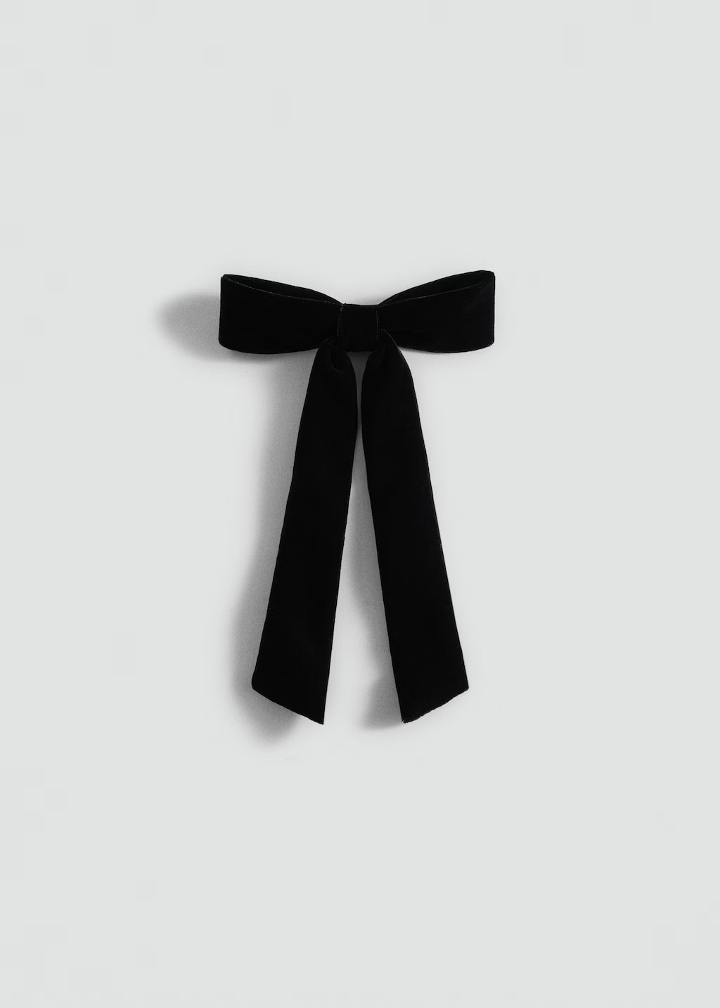Velvet bow hairclip - Women | MANGO United Kingdom | MANGO (UK)