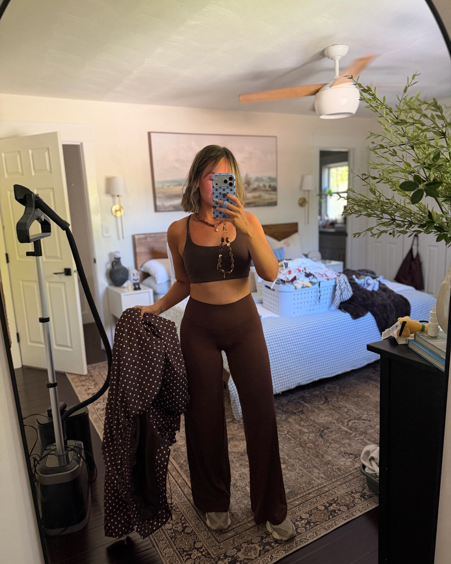 Workout set I wore to Holden yesterday & my fave new balances! This set is so good / comfy / flattering! Size medium!!

CRZ yoga, chocolate brown, flared leggings